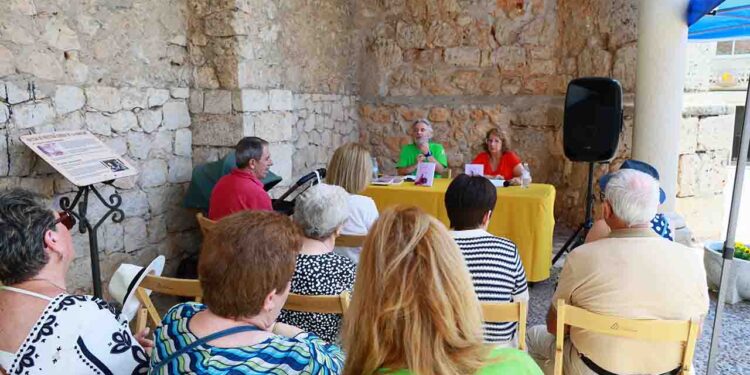 Fuentenovilla convierte de nuevo la Plaza Mayor en una gran biblioteca al aire libre