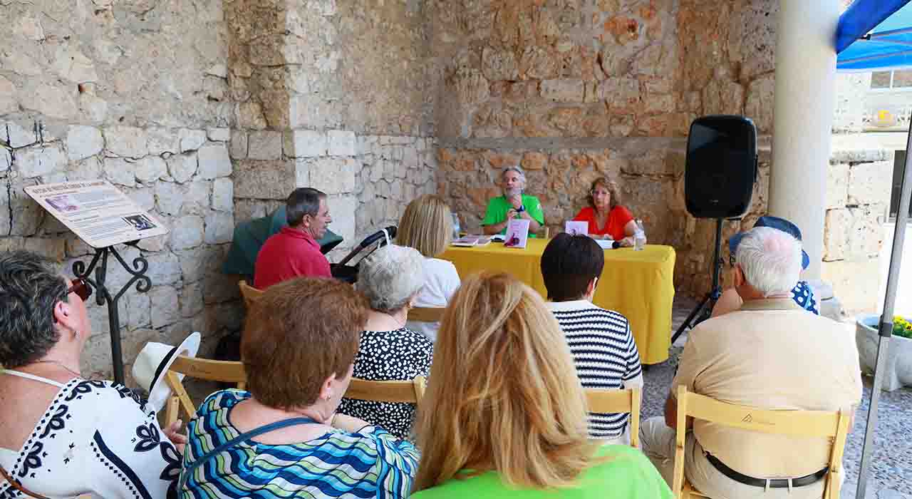 Fuentenovilla convierte de nuevo la Plaza Mayor en una gran biblioteca al aire libre