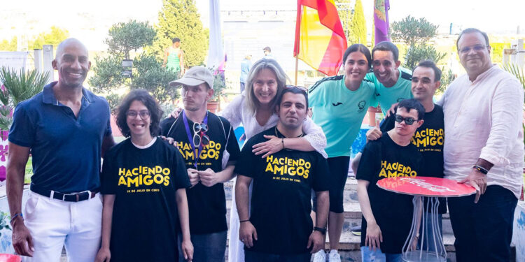 Guadalajara brilla en la élite del atletismo con una XXV Reunión Internacional de alto nivel 1 Las pistas de atletismo Fuente de la Niña acogió en la jornada de ayer, martes 9 de junio, la celebración de la XXV Reunión Internacional de Atletismo “Ciudad de Guadalajara”, una cita ya consolidada en el calendario deportivo que volvió a situar a la ciudad como referente del atletismo nacional e internacional. La prueba, incluida en el Global Calendar de World Athletics y en el calendario nacional de competiciones de tipo Internacional II de la Real Federación Española de Atletismo, reunió a destacados atletas en distintas disciplinas, ofreciendo un espectáculo deportivo de alto nivel en una de las instalaciones de referencia de Castilla-La Mancha. El evento estuvo organizado por el Club Atletismo Unión Guadalajara y la Federación de Atletismo de Castilla-La Mancha, contando con el patrocinio y la colaboración del Ayuntamiento de Guadalajara, que reafirma así su compromiso con el deporte y la promoción de grandes eventos en la ciudad. Durante la jornada, se destacó la presencia de la alcaldesa de Guadalajara, Ana Guarinos, quien asistió al evento acompañada por el concejal de Deportes, Armengol Engonga y el concejal de Turismo, Víctor Morejón, respaldando con su participación el 25 aniversario de una cita que, además de fomentar el deporte de base y la práctica atlética, contribuye a la proyección exterior de Guadalajara y a su dinamización social y económica. La cita deportiva contó además con la presencia en las gradas de los actores de la película Haciendo Amigos, producida por Santiago Segura cuyo direcor, David Marqués, es conocido por haber sido el coguionista de la exitosa película "Campeones", que quisieron sumarse a esta jornada de atletismo internacional y disfrutar del ambiente deportivo en Guadalajara. Su asistencia simboliza también la conexión entre cultura, deporte y valores como la superación, el esfuerzo y el trabajo en equipo, principios que comparten tanto el ámbito cinematográfico como el deportivo y que estuvieron muy presentes durante toda la competición en el Estadio Fuente de la Niña. XXV Reunión Internacional La celebración de esta vigésimo quinta edición supone un nuevo hito para una competición que, año tras año, ha sabido crecer en prestigio y participación, consolidándose como una de las reuniones atléticas más relevantes del panorama nacional. Asimismo, refuerza el posicionamiento de Guadalajara como ciudad capaz de albergar competiciones deportivas de ámbito internacional, gracias a la calidad de sus instalaciones y a su capacidad organizativa. En el plano deportivo, la XXV Reunión Internacional volvió a dejar un espectáculo de altísimo nivel, especialmente en la prueba de salto de longitud, una de las más brillantes de la jornada, con registros de primer orden nacional e internacional tanto en categoría masculina como femenina. En la competición femenina, Fátima Diame fue la gran protagonista al imponerse con un salto de 6,84 metros (mejor marca personal y quinta mejor marca europea), un registro que le permite además lograr la mínima directa para el Campeonato de Europa, confirmando su excelente momento de forma. Junto a ella, también destacó Carmen Rosales, segunda con 6,69 metros (marca personal), alcanzando la mínima exigida por la Real Federación Española de Atletismo (6,65 m), mientras que Tessy Ebosele completó una prueba de enorme nivel con un mejor intento de 6,58 metros. La prueba masculina de longitud también ofreció un gran espectáculo, con una participación de primer nivel encabezada por Héctor Santos, Jaime Guerra y Lester Lescay, consolidando esta disciplina como uno de los grandes atractivos de la reunión. Por otro lado, la jornada estuvo marcada por la ausencia de última hora de la mediofondista Rocío Arroyo, que no pudo disputar la prueba de 800 metros debido a una indisposición, en la que aspiraba a intentar el récord de España, lo que generó gran expectación previa entre los aficionados. Especial protagonismo tuvieron también los atletas del Club Atletismo Unión Guadalajara, que firmaron destacados resultados compitiendo al más alto nivel. En la prueba de 1.000 metros femenino, Alba Pina logró una meritoria tercera posición, mientras que en categoría masculina el podio estuvo copado íntegramente por atletas del club local, con Rodrigo Carnicero, Marcos Palomero y Santiago Pedro ocupando las tres primeras posiciones. Con este tipo de iniciativas, el Ayuntamiento de Guadalajara continúa impulsando el deporte como motor de cohesión social, promoción de hábitos saludables y proyección de la ciudad, apostando por eventos que generan impacto positivo tanto en el ámbito deportivo como en el económico y turístico.