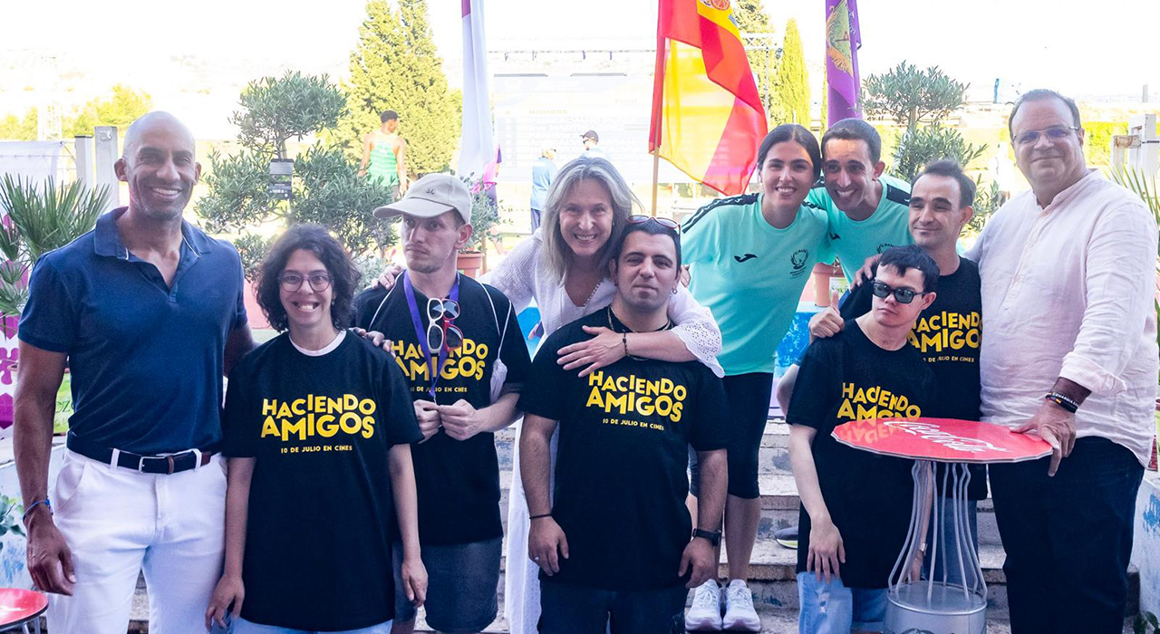 Guadalajara brilla en la élite del atletismo con una XXV Reunión Internacional de alto nivel 2 Las pistas de atletismo Fuente de la Niña acogió en la jornada de ayer, martes 9 de junio, la celebración de la XXV Reunión Internacional de Atletismo “Ciudad de Guadalajara”, una cita ya consolidada en el calendario deportivo que volvió a situar a la ciudad como referente del atletismo nacional e internacional.
La prueba, incluida en el Global Calendar de World Athletics y en el calendario nacional de competiciones de tipo Internacional II de la Real Federación Española de Atletismo, reunió a destacados atletas en distintas disciplinas, ofreciendo un espectáculo deportivo de alto nivel en una de las instalaciones de referencia de Castilla-La Mancha.
El evento estuvo organizado por el Club Atletismo Unión Guadalajara y la Federación de Atletismo de Castilla-La Mancha, contando con el patrocinio y la colaboración del Ayuntamiento de Guadalajara, que reafirma así su compromiso con el deporte y la promoción de grandes eventos en la ciudad.
Durante la jornada, se destacó la presencia de la alcaldesa de Guadalajara, Ana Guarinos, quien asistió al evento acompañada por el concejal de Deportes, Armengol Engonga y el concejal de Turismo, Víctor Morejón, respaldando con su participación el 25 aniversario de una cita que, además de fomentar el deporte de base y la práctica atlética, contribuye a la proyección exterior de Guadalajara y a su dinamización social y económica.
La cita deportiva contó además con la presencia en las gradas de los actores de la película Haciendo Amigos, producida por Santiago Segura cuyo direcor, David Marqués, es conocido por haber sido el coguionista de la exitosa película "Campeones", que quisieron sumarse a esta jornada de atletismo internacional y disfrutar del ambiente deportivo en Guadalajara. Su asistencia simboliza también la conexión entre cultura, deporte y valores como la superación, el esfuerzo y el trabajo en equipo, principios que comparten tanto el ámbito cinematográfico como el deportivo y que estuvieron muy presentes durante toda la competición en el Estadio Fuente de la Niña.
XXV Reunión Internacional
La celebración de esta vigésimo quinta edición supone un nuevo hito para una competición que, año tras año, ha sabido crecer en prestigio y participación, consolidándose como una de las reuniones atléticas más relevantes del panorama nacional. Asimismo, refuerza el posicionamiento de Guadalajara como ciudad capaz de albergar competiciones deportivas de ámbito internacional, gracias a la calidad de sus instalaciones y a su capacidad organizativa.
En el plano deportivo, la XXV Reunión Internacional volvió a dejar un espectáculo de altísimo nivel, especialmente en la prueba de salto de longitud, una de las más brillantes de la jornada, con registros de primer orden nacional e internacional tanto en categoría masculina como femenina.
En la competición femenina, Fátima Diame fue la gran protagonista al imponerse con un salto de 6,84 metros (mejor marca personal y quinta mejor marca europea), un registro que le permite además lograr la mínima directa para el Campeonato de Europa, confirmando su excelente momento de forma. Junto a ella, también destacó Carmen Rosales, segunda con 6,69 metros (marca personal), alcanzando la mínima exigida por la Real Federación Española de Atletismo (6,65 m), mientras que Tessy Ebosele completó una prueba de enorme nivel con un mejor intento de 6,58 metros.
La prueba masculina de longitud también ofreció un gran espectáculo, con una participación de primer nivel encabezada por Héctor Santos, Jaime Guerra y Lester Lescay, consolidando esta disciplina como uno de los grandes atractivos de la reunión.
Por otro lado, la jornada estuvo marcada por la ausencia de última hora de la mediofondista Rocío Arroyo, que no pudo disputar la prueba de 800 metros debido a una indisposición, en la que aspiraba a intentar el récord de España, lo que generó gran expectación previa entre los aficionados.
Especial protagonismo tuvieron también los atletas del Club Atletismo Unión Guadalajara, que firmaron destacados resultados compitiendo al más alto nivel. En la prueba de 1.000 metros femenino, Alba Pina logró una meritoria tercera posición, mientras que en categoría masculina el podio estuvo copado íntegramente por atletas del club local, con Rodrigo Carnicero, Marcos Palomero y Santiago Pedro ocupando las tres primeras posiciones.
Con este tipo de iniciativas, el Ayuntamiento de Guadalajara continúa impulsando el deporte como motor de cohesión social, promoción de hábitos saludables y proyección de la ciudad, apostando por eventos que generan impacto positivo tanto en el ámbito deportivo como en el económico y turístico.