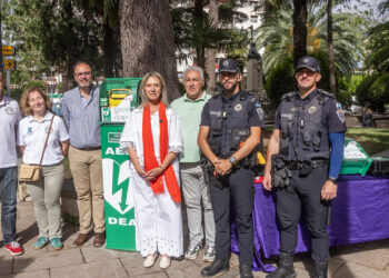 Guadalajara instala 19 nuevos desfibriladores y los lleva por primera vez a la calle con equipos en Santo Domingo y Plaza de España