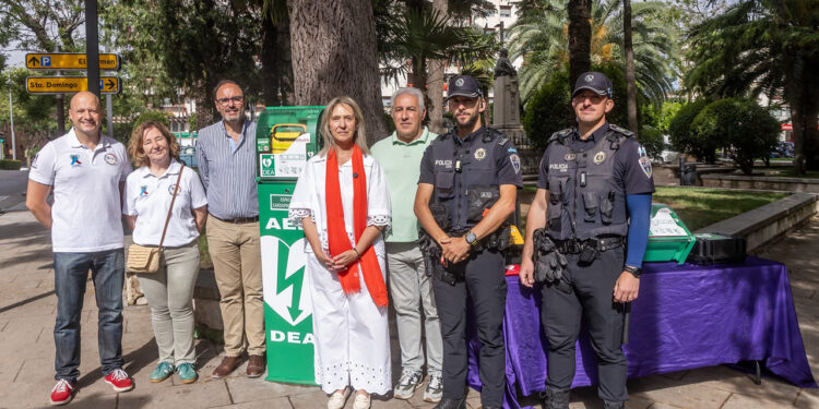 Guadalajara instala 19 nuevos desfibriladores y los lleva por primera vez a la calle con equipos en Santo Domingo y Plaza de España