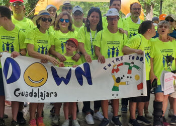 El Parque de La Concordia ha sido este 13 de junio el punto de partida de la III Marcha Solidaria Down Guadalajara, un recorrido urbano de 3,21 kilómetros diseñado específicamente para visibilizar la trisomía 21. La cita, organizada por la Asociación Síndrome de Down de la provincia, busca recaudar fondos para sus programas asistenciales y reivindicar la participación social efectiva de las personas con discapacidad intelectual. La consejera de Bienestar Social, Bárbara García Torijano, junto a la delegada provincial Carmen Gil y representantes del Ayuntamiento, ha encabezado este evento no competitivo que transforma un símbolo médico en una jornada de convivencia ciudadana. Durante el recorrido, la titular de Bienestar Social ha defendido que la inclusión debe pasar de la mera visibilidad a la acción directa en todos los espacios comunitarios de nuestros barrios y municipios. Para la administración regional y las familias participantes, el objetivo prioritario es que cualquier vecino pueda estudiar, trabajar, tomar decisiones y desarrollar su proyecto vital con los apoyos necesarios. "La inclusión real no se contempla desde la acera, se camina al lado", ha remarcado la consejera. 34 años de apoyo vital en la provincia El desarrollo de esta marcha coincide con una fecha muy significativa para el tercer sector de nuestra provincia. Down Guadalajara acaba de cumplir 34 años desde su constitución oficial el 12 de junio de 1992, consolidándose como la entidad de referencia ineludible para las familias alcarreñas. En la actualidad, el tejido asociativo atiende a una población importante mediante recursos especializados. Los datos concretos de atención en Guadalajara reflejan la magnitud de este trabajo diario: Cerca de 200 personas están valoradas con síndrome de Down en la provincia. El programa local ‘Vida adulta independiente’ recibe este año 23.000 euros de financiación autonómica. La asociación mantiene a cuatro profesionales a tiempo parcial dedicados a la autonomía personal. Siete usuarios participan activamente en un servicio de capacitación laboral financiado a través de la Federación regional. Evolución del respaldo institucional Como hemos venido documentando en Liberal de Castilla al analizar los presupuestos autonómicos del último año, la viabilidad de recursos como los de Down Guadalajara depende directamente de las partidas de servicios sociales. Nuestra hemeroteca refleja el constante debate sobre la financiación del tercer sector y cómo se ha articulado la recuperación de fondos públicos tras las etapas de recortes. Este contexto histórico resulta fundamental para entender que la jornada festiva de hoy está respaldada por una estructura financiera que ha cambiado drásticamente en la última década. El repaso al archivo informativo autonómico muestra que el presupuesto global para discapacidad en Castilla-La Mancha partía de 90 millones de euros en la etapa de María Dolores de Cospedal, mientras que en la actualidad roza los 160 millones bajo el mandato de Emiliano García-Page. Dentro de este marco, las cinco entidades provinciales y la Federación Down Castilla-La Mancha, que gestionan 16 recursos especializados para más de 1.500 personas, percibirán 2,14 millones de euros en 2026. Esta inyección de fondos supone un incremento del 153,9% respecto a 2015, demostrando que la reivindicación de las familias ha logrado traducirse en compromisos institucionales sólidos y duraderos en nuestra región. Fin de la noticia.