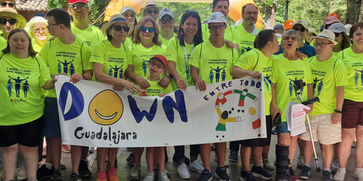 Guadalajara se vuelca en la III Marcha Down: 3,21 kilómetros por la inclusión real y la vida independiente 1 El Parque de La Concordia ha sido este 13 de junio el punto de partida de la III Marcha Solidaria Down Guadalajara, un recorrido urbano de 3,21 kilómetros diseñado específicamente para visibilizar la trisomía 21. La cita, organizada por la Asociación Síndrome de Down de la provincia, busca recaudar fondos para sus programas asistenciales y reivindicar la participación social efectiva de las personas con discapacidad intelectual. La consejera de Bienestar Social, Bárbara García Torijano, junto a la delegada provincial Carmen Gil y representantes del Ayuntamiento, ha encabezado este evento no competitivo que transforma un símbolo médico en una jornada de convivencia ciudadana. Durante el recorrido, la titular de Bienestar Social ha defendido que la inclusión debe pasar de la mera visibilidad a la acción directa en todos los espacios comunitarios de nuestros barrios y municipios. Para la administración regional y las familias participantes, el objetivo prioritario es que cualquier vecino pueda estudiar, trabajar, tomar decisiones y desarrollar su proyecto vital con los apoyos necesarios. "La inclusión real no se contempla desde la acera, se camina al lado", ha remarcado la consejera. 34 años de apoyo vital en la provincia El desarrollo de esta marcha coincide con una fecha muy significativa para el tercer sector de nuestra provincia. Down Guadalajara acaba de cumplir 34 años desde su constitución oficial el 12 de junio de 1992, consolidándose como la entidad de referencia ineludible para las familias alcarreñas. En la actualidad, el tejido asociativo atiende a una población importante mediante recursos especializados. Los datos concretos de atención en Guadalajara reflejan la magnitud de este trabajo diario: Cerca de 200 personas están valoradas con síndrome de Down en la provincia. El programa local ‘Vida adulta independiente’ recibe este año 23.000 euros de financiación autonómica. La asociación mantiene a cuatro profesionales a tiempo parcial dedicados a la autonomía personal. Siete usuarios participan activamente en un servicio de capacitación laboral financiado a través de la Federación regional. Evolución del respaldo institucional Como hemos venido documentando en Liberal de Castilla al analizar los presupuestos autonómicos del último año, la viabilidad de recursos como los de Down Guadalajara depende directamente de las partidas de servicios sociales. Nuestra hemeroteca refleja el constante debate sobre la financiación del tercer sector y cómo se ha articulado la recuperación de fondos públicos tras las etapas de recortes. Este contexto histórico resulta fundamental para entender que la jornada festiva de hoy está respaldada por una estructura financiera que ha cambiado drásticamente en la última década. El repaso al archivo informativo autonómico muestra que el presupuesto global para discapacidad en Castilla-La Mancha partía de 90 millones de euros en la etapa de María Dolores de Cospedal, mientras que en la actualidad roza los 160 millones bajo el mandato de Emiliano García-Page. Dentro de este marco, las cinco entidades provinciales y la Federación Down Castilla-La Mancha, que gestionan 16 recursos especializados para más de 1.500 personas, percibirán 2,14 millones de euros en 2026. Esta inyección de fondos supone un incremento del 153,9% respecto a 2015, demostrando que la reivindicación de las familias ha logrado traducirse en compromisos institucionales sólidos y duraderos en nuestra región. Fin de la noticia.