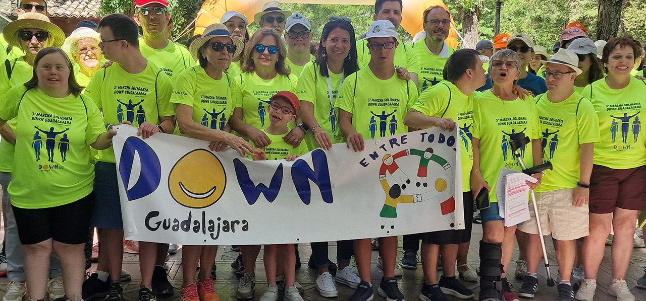 Guadalajara se vuelca en la III Marcha Down: 3,21 kilómetros por la inclusión real y la vida independiente 2 El Parque de La Concordia ha sido este 13 de junio el punto de partida de la III Marcha Solidaria Down Guadalajara, un recorrido urbano de 3,21 kilómetros diseñado específicamente para visibilizar la trisomía 21. La cita, organizada por la Asociación Síndrome de Down de la provincia, busca recaudar fondos para sus programas asistenciales y reivindicar la participación social efectiva de las personas con discapacidad intelectual. La consejera de Bienestar Social, Bárbara García Torijano, junto a la delegada provincial Carmen Gil y representantes del Ayuntamiento, ha encabezado este evento no competitivo que transforma un símbolo médico en una jornada de convivencia ciudadana.Durante el recorrido, la titular de Bienestar Social ha defendido que la inclusión debe pasar de la mera visibilidad a la acción directa en todos los espacios comunitarios de nuestros barrios y municipios. Para la administración regional y las familias participantes, el objetivo prioritario es que cualquier vecino pueda estudiar, trabajar, tomar decisiones y desarrollar su proyecto vital con los apoyos necesarios. "La inclusión real no se contempla desde la acera, se camina al lado", ha remarcado la consejera.34 años de apoyo vital en la provincia
El desarrollo de esta marcha coincide con una fecha muy significativa para el tercer sector de nuestra provincia. Down Guadalajara acaba de cumplir 34 años desde su constitución oficial el 12 de junio de 1992, consolidándose como la entidad de referencia ineludible para las familias alcarreñas. En la actualidad, el tejido asociativo atiende a una población importante mediante recursos especializados.Los datos concretos de atención en Guadalajara reflejan la magnitud de este trabajo diario:Cerca de 200 personas están valoradas con síndrome de Down en la provincia.El programa local ‘Vida adulta independiente’ recibe este año 23.000 euros de financiación autonómica.La asociación mantiene a cuatro profesionales a tiempo parcial dedicados a la autonomía personal.Siete usuarios participan activamente en un servicio de capacitación laboral financiado a través de la Federación regional.Evolución del respaldo institucional
Como hemos venido documentando en Liberal de Castilla al analizar los presupuestos autonómicos del último año, la viabilidad de recursos como los de Down Guadalajara depende directamente de las partidas de servicios sociales. Nuestra hemeroteca refleja el constante debate sobre la financiación del tercer sector y cómo se ha articulado la recuperación de fondos públicos tras las etapas de recortes. Este contexto histórico resulta fundamental para entender que la jornada festiva de hoy está respaldada por una estructura financiera que ha cambiado drásticamente en la última década.El repaso al archivo informativo autonómico muestra que el presupuesto global para discapacidad en Castilla-La Mancha partía de 90 millones de euros en la etapa de María Dolores de Cospedal, mientras que en la actualidad roza los 160 millones bajo el mandato de Emiliano García-Page. Dentro de este marco, las cinco entidades provinciales y la Federación Down Castilla-La Mancha, que gestionan 16 recursos especializados para más de 1.500 personas, percibirán 2,14 millones de euros en 2026. Esta inyección de fondos supone un incremento del 153,9% respecto a 2015, demostrando que la reivindicación de las familias ha logrado traducirse en compromisos institucionales sólidos y duraderos en nuestra región.Fin de la noticia.