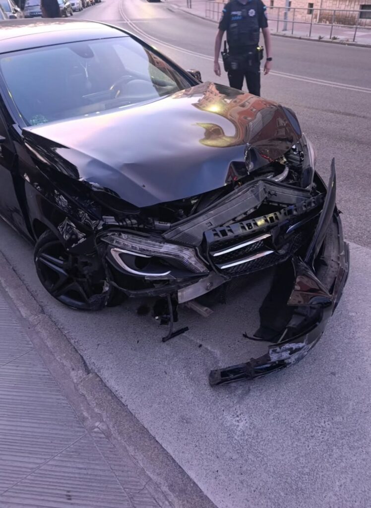 Localizado en Cuenca un conductor fugado tras estrellarse contra mobiliario y un coche aparcado en el Parque del Huécar 3 Localizado en Cuenca un conductor fugado tras estrellarse contra mobiliario y un coche aparcado en el Parque del Huécar