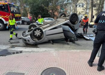 Dos heridos tras el vuelco de un coche en la calle San Ignacio de Loyola de Cuenca