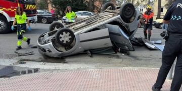 Dos heridos tras el vuelco de un coche en la calle San Ignacio de Loyola de Cuenca