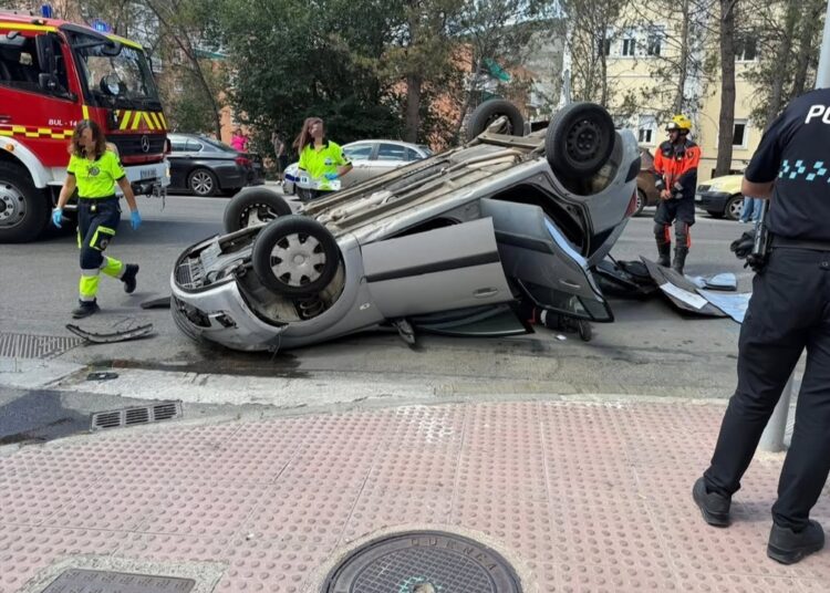 Dos heridos tras el vuelco de un coche en la calle San Ignacio de Loyola de Cuenca