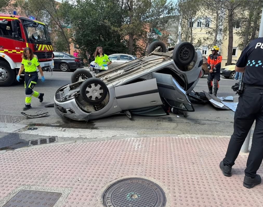 Dos heridos tras el vuelco de un coche en la calle San Ignacio de Loyola de Cuenca Dos heridos tras el vuelco de un coche en la calle San Ignacio de Loyola de Cuenca