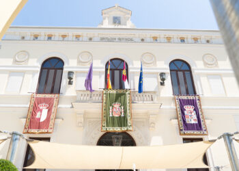 La Banda de Música de la Diputación provincial de Guadalajara ofrecerá esta noche su tradicional concierto con motivo de la festividad del Sagrado Corazón de Jesús, patrón de la Institución provincial. El recital tendrá lugar en los jardines de la Casa Palacio a partir de las 22:00 horas, con entrada libre hasta completar aforo. La actuación se enmarca en el programa de actos organizado por la Diputación para conmemorar esta celebración, una de las citas más señaladas del calendario institucional. Dirigida por Nuria Matamala Pichoto, la Banda de Música ha preparado para esta ocasión un repertorio en el que convivirán composiciones clásicas, música escénica y populares bandas sonoras. El concierto arrancará con la obertura de ´Fra Diavolo´, de Daniel François Esprit Auber. Le seguirá ´Música para los reales fuegos artificiales´, de Georg Friedrich Haendel; ´Danza del fuego de Benamor´ y ´La pícara molinera´, ambas de Pablo Luna; ´Danza ritual del fuego de Amor brujo´, de Manuel de Falla; así como la conocida banda sonora ´Carros de fuego´, de Vangelis, y ´ABBA Gold´, recopilación de algunos de los grandes éxitos del célebre grupo sueco. Misa solemne y entrega de distinciones Tras el concierto de esta noche, los actos conmemorativos continuarán mañana viernes, 12 de junio, festividad del Sagrado Corazón de Jesús. A las 12:00 horas se celebrará una misa solemne en la parroquia de San Nicolás el Real, oficiada por Julián Ruiz Martorell, obispo de la Diócesis de Sigüenza-Guadalajara. Posteriormente, a las 13:00 horas, la Casa Palacio acogerá el acto institucional de entrega de distinciones a las funcionarias y funcionarios jubilados durante el último año, así como a las trabajadoras y trabajadores que cumplen 25 años de servicio en la Diputación provincial.