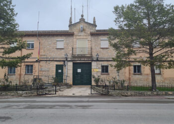 La Junta de Gobierno de la Diputación de Guadalajara ha aprobado este lunes una partida de 150.000 euros destinada al convenio anual con la Dirección General de la Guardia Civil para el ejercicio 2026. Los fondos servirán para ejecutar obras de conservación y reparación en tres acuartelamientos de la provincia que requieren mejoras estructurales. Las actuaciones seguirán un orden de prioridad definido por la propia Guardia Civil. En primer lugar, los trabajos darán continuidad a las obras iniciadas el año pasado, centradas en la reparación del tejado del cuartel de Cifuentes y en la reforma integral de las dependencias oficiales en Torija. Una vez cubiertas estas necesidades, la inversión abordará el cuartel de Maranchón para renovar su cubierta y actualizar los sistemas de fontanería y electricidad de su edificio principal. El acuerdo establece un reparto claro de tareas entre ambas administraciones. La Diputación de Guadalajara asume el grueso de la gestión: financia las obras, redacta los proyectos, tramita la contratación de empresas especializadas y dirige los trabajos. Por su parte, la Comandancia de la Guardia Civil se encarga exclusivamente de tramitar y abonar las licencias o permisos administrativos correspondientes. El contexto: una estrategia de mantenimiento continuada Repasando el archivo de Liberal de Castilla sobre los acuerdos de infraestructuras del último año, observamos que las intervenciones actuales en Cifuentes y Torija recogen el testigo directo del convenio firmado en 2025. La aportación anual de 150.000 euros se ha consolidado como norma desde 2020, lo que refleja un plan de mantenimiento a largo plazo para frenar el deterioro de las instalaciones de seguridad en los municipios de la provincia. Que la Diputación asuma la redacción de proyectos y la contratación resulta un factor determinante en este histórico, ya que agiliza la burocracia y garantiza que los fondos se transformen en mejoras reales para los agentes destinados en el entorno rural.