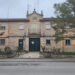 La Junta de Gobierno de la Diputación de Guadalajara ha aprobado este lunes una partida de 150.000 euros destinada al convenio anual con la Dirección General de la Guardia Civil para el ejercicio 2026. Los fondos servirán para ejecutar obras de conservación y reparación en tres acuartelamientos de la provincia que requieren mejoras estructurales. Las actuaciones seguirán un orden de prioridad definido por la propia Guardia Civil. En primer lugar, los trabajos darán continuidad a las obras iniciadas el año pasado, centradas en la reparación del tejado del cuartel de Cifuentes y en la reforma integral de las dependencias oficiales en Torija. Una vez cubiertas estas necesidades, la inversión abordará el cuartel de Maranchón para renovar su cubierta y actualizar los sistemas de fontanería y electricidad de su edificio principal. El acuerdo establece un reparto claro de tareas entre ambas administraciones. La Diputación de Guadalajara asume el grueso de la gestión: financia las obras, redacta los proyectos, tramita la contratación de empresas especializadas y dirige los trabajos. Por su parte, la Comandancia de la Guardia Civil se encarga exclusivamente de tramitar y abonar las licencias o permisos administrativos correspondientes. El contexto: una estrategia de mantenimiento continuada Repasando el archivo de Liberal de Castilla sobre los acuerdos de infraestructuras del último año, observamos que las intervenciones actuales en Cifuentes y Torija recogen el testigo directo del convenio firmado en 2025. La aportación anual de 150.000 euros se ha consolidado como norma desde 2020, lo que refleja un plan de mantenimiento a largo plazo para frenar el deterioro de las instalaciones de seguridad en los municipios de la provincia. Que la Diputación asuma la redacción de proyectos y la contratación resulta un factor determinante en este histórico, ya que agiliza la burocracia y garantiza que los fondos se transformen en mejoras reales para los agentes destinados en el entorno rural.