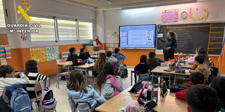 La Guardia Civil blinda las aulas de Guadalajara: 18.000 escolares formados frente al ciberbullying y los riesgos de internet 1 La Guardia Civil blinda las aulas de Guadalajara 18.000 escolares formados frente al ciberbullying y los riesgos de internet