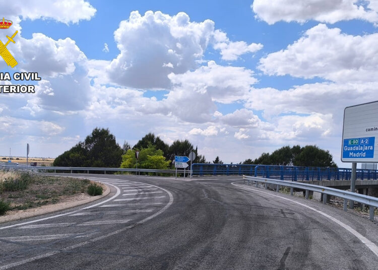 La Guardia Civil frena en Muduex a una conductora tras recorrer 13 kilómetros en sentido contrario por la A-2