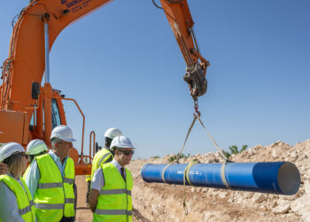 El Gobierno de Castilla-La Mancha abordará una auditoría para conocer el estado de las infraestructuras que conectan la Tubería de la Llanura Manchega con los municipios del Campo de Calatrava, Ciudad Real y Damiel. El presidente Emiliano García-Page ha visitado hoy las obras en Daimiel, donde ya se ha terminado ese ramal y desde donde hoy se comienza con el segundo que es el que conecta con Almagro. Desde allí, el vicepresidente segundo, José Manuel Caballero, ha recordado que “estamos hablando de una inversión muy importante, de 95 millones de euros, para acometer estas obras, pero al final terminaremos en el entorno de los 120 millones en todo lo que son las actuaciones necesarias”. Así, ha explicado que una vez que el agua llegue hasta los depósitos reguladores, después hay que conectarla con los depósitos de cada uno de los municipios “y por eso vamos a abordar con una auditoría el estado en el que se encuentran las canalizaciones e infraestructuras para la distribución de esta agua hasta llegar a cada uno de los municipios y desde los municipios a cada uno de los domicilios”. En la visita a las obras, en el que también ha participado la consejera de Desarrollo Sostenible, Mercedes Gómez, y varios alcaldes de los municipios que van a tener el agua garantizada en condiciones “de calidad y cantidad” gracias a esta infraestructura, José Manuel Caballero ha manifestado que “el abastecerse de la Tubería de la Llanura Manchega en el campo de Calatrava, en Daimiel y, por supuesto, si fuera necesario en Ciudad Real, tiene también un impacto medioambiental. “Es una infraestructura estratégica que va a beneficiar directamente a más de 150.000 habitantes”, ha recordado. “Se dejará de detraer, en el caso de Daimiel, un hectómetro cúbico que ahora mismo se obtiene del acuífero; y en el caso de los municipios del Campo de Calatrava y lo que ha sido el sistema de la Vega del Jabalón, que cuando no tenía agua ha tenido que tirar de pozos de emergencia, hablamos de entre dos y tres hectómetros cúbicos de ahorro para el acuífero”, ha explicado. De manera que, la puesta en funcionamiento de este sistema, tal y como ha señalado Caballero, “además de agua en cantidad y en calidad para estos 150.000 vecinos, puede suponer también un ahorro al acuífero de hasta cuatro hectómetros cúbicos que es también una buena noticia”. Caballero ha destacado que se da respuesta a una demanda histórica de la provincia, impulsando una infraestructura que aporta “certidumbre, estabilidad y oportunidades de futuro a los municipios beneficiarios”. “Estamos cumpliendo con hechos los compromisos adquiridos por el presidente García-Page con la ciudadanía, garantizando un recurso esencial como es el agua en cantidad y de calidad para la mejora de vida y el bienestar de los ciudadanos”, ha afirmado. Además, se ha avanzado que ya se ha adjudicado, por 5,2 millones de euros, a la empresa Aqualia el contrato de operación, mantenimiento y conservación de todos los ramales que están en funcionamiento en la zona nororiental. Una labor que hasta ahora venía realizando Tragsa mediante una encomienda de gestión. Este sistema abastece a un total de 13 municipios: Belmonte, El Pedernoso, El Provencio, Las Mesas, Las Pedroñeras, Los Hinojosos, Mota del Cuervo, Minaya, Pedro Muñoz, San Clemente, Socuéllamos, Villamayor de Santiago y Villarrobledo, dando servicio a aproximadamente 76.375 habitantes. Petición al Ministerio de cuatro ramales que darán servicio a otros 100.000 habitantes Por su parte, la consejera de Desarrollo Sostenible, Mercedes Gómez, ha informado que han solicitado al Gobierno de España que en el cuarto Ciclo de Planificación Hidrológica incorporé el resto de los ramales establecidos en la Llanura Manchega “a través de los proyectos correspondientes, bien de la Confederación Hidrográfica del Guadiana, bien de la propia Aquaes”. Al respecto, ha subrayado que son “infraestructuras necesarias que deben ser acometidas en estos próximos años”, detallando que, se trata de “cuatro ramales que darían servicio y desarrollo a más de 100.000 nuevos habitantes, fundamentalmente de las provincias de Cuenca, Ciudad Real y Albacete”. Ha continuado la consejera apuntando que precisamente garantizar el abastecimiento de agua y depuración de las aguas residuales a los municipios “requiere de un ambicioso programa e inversiones reales en infraestructuras hidráulicas como las que estamos desarrollando en estos momentos en Castilla-La Mancha a través de la entidad de derechos público Infraestructuras del Agua de Castilla-La Mancha, con un presupuesto de 90,9 millones de euros de presupuesto este año”. “Este tipo de inversiones aseguran algo tan básico como el agua potable, en municipios que llevan años dependiendo de infraestructuras con muchas dificultades”, ha recordado la consejera, que ha añadido que “nuestro objetivo es que ningún municipio tenga esas dificultades para asegurar el suministro de agua potable, especialmente en los periodos de mayor demanda y en un contexto como el que vivimos de cambio climático”. Es por ello que, según ha remarcado Gómez, el Gobierno regional está realizando un importante esfuerzo inversor para hacer realidad esta infraestructura al Campo de Calatrava, que tiene un plazo de ejecución de dos años y cuya finalización está programada para junio de 2028, gracias al convenio de 95 millones de euros suscrito por la Sociedad Mercantil Estatal Aguas de las Cuencas de España (ACUAES) y la entidad de derecho público Infraestructuras del Agua de Castilla-La Mancha, con un presupuesto cofinanciado con fondos FEDER 2021-2027, dentro del Programa Plurirregional de España. Junto a esta inversión, el Gobierno regional también trabaja en mejorar el abastecimiento de agua potable a los municipios de Castilla-La Mancha con otras muchas actuaciones que, este año, ascienden a 12,6 millones de euros en 16 actuaciones en todas las provincias. En el caso concreto de Ciudad Real, se está licitando las obras del nuevo abastecimiento de Torrenueva y Castellar de Santiago, mejoras abastecimiento Campos Montiel, la conducción Quejigo Gordo-Sondeo Chillón y el Sistema de Abastecimiento Bullaque. Las obras avanzan desde el pasado mes de abril Desde el pasado 20 de abril, la empresa adjudicataria UTE Vías y Construcciones S.A.-Martín Casilla S.L.U. está trabajando en el ramal 8A-B de Llanura Manchega, en el término municipal de Daimiel. Han incorporado tuberías de fundición con diámetro 800 mm, lo que ha permitido, tras la excavación de zanja, iniciar su instalación en el ramal, cercano al punto de conexión con el ramal existente Casa Bolote-Ciudad Real. Los trabajos en el resto de los ramales están condicionados en estos momentos por las limitaciones ambientales establecidas durante los periodos de nidificación de aves esteparias (meses de febrero a agosto ambos inclusive), la protección de elementos etnográficos detallados en el proyecto y la realización de sondeos arqueológicos en diferentes puntos de la traza. Esta infraestructura está formada por ocho nuevos ramales de abastecimiento de 67 kilómetros, configurando una red moderna, eficiente y preparada para responder a las necesidades presentes y futuras de los municipios. Gómez ha recordado que, una vez finalizadas las obras, Infraestructuras del Agua de Castilla-La Mancha asumirá la explotación y gestión del sistema, tal y como ya ocurre con el ramal nororiental de la Tubería de la Llanura Manchega, puesto en marcha en 2023 y que actualmente abastece a más de 76.000 habitantes de las provincias de Ciudad Real, Cuenca y Albacete. Durante la visita, el presidente también ha estado acompañado por la directora general del Agua de la Consejería de Desarrollo Sostenible, Montserrat Muro, el delegado provincial de Desarrollo Sostenible, Agustín Espinosa, el subdelegado del Gobierno en Ciudad Real, David Broceño, el presidente de la Mancomunidad de Aguas del Campo de Calatrava, Andrés Cárdenas; así como los alcaldes de Daimiel, Almagro, Ballesteros, Bolaños, Calzada de Calatrava, Cañada, Caracuel, Corral, Granátula, Pozuelos, Valenzuela y Villar del Pozo.