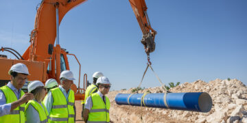 El Gobierno de Castilla-La Mancha abordará una auditoría para conocer el estado de las infraestructuras que conectan la Tubería de la Llanura Manchega con los municipios del Campo de Calatrava, Ciudad Real y Damiel. El presidente Emiliano García-Page ha visitado hoy las obras en Daimiel, donde ya se ha terminado ese ramal y desde donde hoy se comienza con el segundo que es el que conecta con Almagro. Desde allí, el vicepresidente segundo, José Manuel Caballero, ha recordado que “estamos hablando de una inversión muy importante, de 95 millones de euros, para acometer estas obras, pero al final terminaremos en el entorno de los 120 millones en todo lo que son las actuaciones necesarias”. Así, ha explicado que una vez que el agua llegue hasta los depósitos reguladores, después hay que conectarla con los depósitos de cada uno de los municipios “y por eso vamos a abordar con una auditoría el estado en el que se encuentran las canalizaciones e infraestructuras para la distribución de esta agua hasta llegar a cada uno de los municipios y desde los municipios a cada uno de los domicilios”. En la visita a las obras, en el que también ha participado la consejera de Desarrollo Sostenible, Mercedes Gómez, y varios alcaldes de los municipios que van a tener el agua garantizada en condiciones “de calidad y cantidad” gracias a esta infraestructura, José Manuel Caballero ha manifestado que “el abastecerse de la Tubería de la Llanura Manchega en el campo de Calatrava, en Daimiel y, por supuesto, si fuera necesario en Ciudad Real, tiene también un impacto medioambiental. “Es una infraestructura estratégica que va a beneficiar directamente a más de 150.000 habitantes”, ha recordado. “Se dejará de detraer, en el caso de Daimiel, un hectómetro cúbico que ahora mismo se obtiene del acuífero; y en el caso de los municipios del Campo de Calatrava y lo que ha sido el sistema de la Vega del Jabalón, que cuando no tenía agua ha tenido que tirar de pozos de emergencia, hablamos de entre dos y tres hectómetros cúbicos de ahorro para el acuífero”, ha explicado. De manera que, la puesta en funcionamiento de este sistema, tal y como ha señalado Caballero, “además de agua en cantidad y en calidad para estos 150.000 vecinos, puede suponer también un ahorro al acuífero de hasta cuatro hectómetros cúbicos que es también una buena noticia”. Caballero ha destacado que se da respuesta a una demanda histórica de la provincia, impulsando una infraestructura que aporta “certidumbre, estabilidad y oportunidades de futuro a los municipios beneficiarios”. “Estamos cumpliendo con hechos los compromisos adquiridos por el presidente García-Page con la ciudadanía, garantizando un recurso esencial como es el agua en cantidad y de calidad para la mejora de vida y el bienestar de los ciudadanos”, ha afirmado. Además, se ha avanzado que ya se ha adjudicado, por 5,2 millones de euros, a la empresa Aqualia el contrato de operación, mantenimiento y conservación de todos los ramales que están en funcionamiento en la zona nororiental. Una labor que hasta ahora venía realizando Tragsa mediante una encomienda de gestión. Este sistema abastece a un total de 13 municipios: Belmonte, El Pedernoso, El Provencio, Las Mesas, Las Pedroñeras, Los Hinojosos, Mota del Cuervo, Minaya, Pedro Muñoz, San Clemente, Socuéllamos, Villamayor de Santiago y Villarrobledo, dando servicio a aproximadamente 76.375 habitantes. Petición al Ministerio de cuatro ramales que darán servicio a otros 100.000 habitantes Por su parte, la consejera de Desarrollo Sostenible, Mercedes Gómez, ha informado que han solicitado al Gobierno de España que en el cuarto Ciclo de Planificación Hidrológica incorporé el resto de los ramales establecidos en la Llanura Manchega “a través de los proyectos correspondientes, bien de la Confederación Hidrográfica del Guadiana, bien de la propia Aquaes”. Al respecto, ha subrayado que son “infraestructuras necesarias que deben ser acometidas en estos próximos años”, detallando que, se trata de “cuatro ramales que darían servicio y desarrollo a más de 100.000 nuevos habitantes, fundamentalmente de las provincias de Cuenca, Ciudad Real y Albacete”. Ha continuado la consejera apuntando que precisamente garantizar el abastecimiento de agua y depuración de las aguas residuales a los municipios “requiere de un ambicioso programa e inversiones reales en infraestructuras hidráulicas como las que estamos desarrollando en estos momentos en Castilla-La Mancha a través de la entidad de derechos público Infraestructuras del Agua de Castilla-La Mancha, con un presupuesto de 90,9 millones de euros de presupuesto este año”. “Este tipo de inversiones aseguran algo tan básico como el agua potable, en municipios que llevan años dependiendo de infraestructuras con muchas dificultades”, ha recordado la consejera, que ha añadido que “nuestro objetivo es que ningún municipio tenga esas dificultades para asegurar el suministro de agua potable, especialmente en los periodos de mayor demanda y en un contexto como el que vivimos de cambio climático”. Es por ello que, según ha remarcado Gómez, el Gobierno regional está realizando un importante esfuerzo inversor para hacer realidad esta infraestructura al Campo de Calatrava, que tiene un plazo de ejecución de dos años y cuya finalización está programada para junio de 2028, gracias al convenio de 95 millones de euros suscrito por la Sociedad Mercantil Estatal Aguas de las Cuencas de España (ACUAES) y la entidad de derecho público Infraestructuras del Agua de Castilla-La Mancha, con un presupuesto cofinanciado con fondos FEDER 2021-2027, dentro del Programa Plurirregional de España. Junto a esta inversión, el Gobierno regional también trabaja en mejorar el abastecimiento de agua potable a los municipios de Castilla-La Mancha con otras muchas actuaciones que, este año, ascienden a 12,6 millones de euros en 16 actuaciones en todas las provincias. En el caso concreto de Ciudad Real, se está licitando las obras del nuevo abastecimiento de Torrenueva y Castellar de Santiago, mejoras abastecimiento Campos Montiel, la conducción Quejigo Gordo-Sondeo Chillón y el Sistema de Abastecimiento Bullaque. Las obras avanzan desde el pasado mes de abril Desde el pasado 20 de abril, la empresa adjudicataria UTE Vías y Construcciones S.A.-Martín Casilla S.L.U. está trabajando en el ramal 8A-B de Llanura Manchega, en el término municipal de Daimiel. Han incorporado tuberías de fundición con diámetro 800 mm, lo que ha permitido, tras la excavación de zanja, iniciar su instalación en el ramal, cercano al punto de conexión con el ramal existente Casa Bolote-Ciudad Real. Los trabajos en el resto de los ramales están condicionados en estos momentos por las limitaciones ambientales establecidas durante los periodos de nidificación de aves esteparias (meses de febrero a agosto ambos inclusive), la protección de elementos etnográficos detallados en el proyecto y la realización de sondeos arqueológicos en diferentes puntos de la traza. Esta infraestructura está formada por ocho nuevos ramales de abastecimiento de 67 kilómetros, configurando una red moderna, eficiente y preparada para responder a las necesidades presentes y futuras de los municipios. Gómez ha recordado que, una vez finalizadas las obras, Infraestructuras del Agua de Castilla-La Mancha asumirá la explotación y gestión del sistema, tal y como ya ocurre con el ramal nororiental de la Tubería de la Llanura Manchega, puesto en marcha en 2023 y que actualmente abastece a más de 76.000 habitantes de las provincias de Ciudad Real, Cuenca y Albacete. Durante la visita, el presidente también ha estado acompañado por la directora general del Agua de la Consejería de Desarrollo Sostenible, Montserrat Muro, el delegado provincial de Desarrollo Sostenible, Agustín Espinosa, el subdelegado del Gobierno en Ciudad Real, David Broceño, el presidente de la Mancomunidad de Aguas del Campo de Calatrava, Andrés Cárdenas; así como los alcaldes de Daimiel, Almagro, Ballesteros, Bolaños, Calzada de Calatrava, Cañada, Caracuel, Corral, Granátula, Pozuelos, Valenzuela y Villar del Pozo.