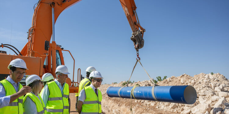 El Gobierno de Castilla-La Mancha abordará una auditoría para conocer el estado de las infraestructuras que conectan la Tubería de la Llanura Manchega con los municipios del Campo de Calatrava, Ciudad Real y Damiel. El presidente Emiliano García-Page ha visitado hoy las obras en Daimiel, donde ya se ha terminado ese ramal y desde donde hoy se comienza con el segundo que es el que conecta con Almagro. Desde allí, el vicepresidente segundo, José Manuel Caballero, ha recordado que “estamos hablando de una inversión muy importante, de 95 millones de euros, para acometer estas obras, pero al final terminaremos en el entorno de los 120 millones en todo lo que son las actuaciones necesarias”. Así, ha explicado que una vez que el agua llegue hasta los depósitos reguladores, después hay que conectarla con los depósitos de cada uno de los municipios “y por eso vamos a abordar con una auditoría el estado en el que se encuentran las canalizaciones e infraestructuras para la distribución de esta agua hasta llegar a cada uno de los municipios y desde los municipios a cada uno de los domicilios”. En la visita a las obras, en el que también ha participado la consejera de Desarrollo Sostenible, Mercedes Gómez, y varios alcaldes de los municipios que van a tener el agua garantizada en condiciones “de calidad y cantidad” gracias a esta infraestructura, José Manuel Caballero ha manifestado que “el abastecerse de la Tubería de la Llanura Manchega en el campo de Calatrava, en Daimiel y, por supuesto, si fuera necesario en Ciudad Real, tiene también un impacto medioambiental. “Es una infraestructura estratégica que va a beneficiar directamente a más de 150.000 habitantes”, ha recordado. “Se dejará de detraer, en el caso de Daimiel, un hectómetro cúbico que ahora mismo se obtiene del acuífero; y en el caso de los municipios del Campo de Calatrava y lo que ha sido el sistema de la Vega del Jabalón, que cuando no tenía agua ha tenido que tirar de pozos de emergencia, hablamos de entre dos y tres hectómetros cúbicos de ahorro para el acuífero”, ha explicado. De manera que, la puesta en funcionamiento de este sistema, tal y como ha señalado Caballero, “además de agua en cantidad y en calidad para estos 150.000 vecinos, puede suponer también un ahorro al acuífero de hasta cuatro hectómetros cúbicos que es también una buena noticia”. Caballero ha destacado que se da respuesta a una demanda histórica de la provincia, impulsando una infraestructura que aporta “certidumbre, estabilidad y oportunidades de futuro a los municipios beneficiarios”. “Estamos cumpliendo con hechos los compromisos adquiridos por el presidente García-Page con la ciudadanía, garantizando un recurso esencial como es el agua en cantidad y de calidad para la mejora de vida y el bienestar de los ciudadanos”, ha afirmado. Además, se ha avanzado que ya se ha adjudicado, por 5,2 millones de euros, a la empresa Aqualia el contrato de operación, mantenimiento y conservación de todos los ramales que están en funcionamiento en la zona nororiental. Una labor que hasta ahora venía realizando Tragsa mediante una encomienda de gestión. Este sistema abastece a un total de 13 municipios: Belmonte, El Pedernoso, El Provencio, Las Mesas, Las Pedroñeras, Los Hinojosos, Mota del Cuervo, Minaya, Pedro Muñoz, San Clemente, Socuéllamos, Villamayor de Santiago y Villarrobledo, dando servicio a aproximadamente 76.375 habitantes. Petición al Ministerio de cuatro ramales que darán servicio a otros 100.000 habitantes Por su parte, la consejera de Desarrollo Sostenible, Mercedes Gómez, ha informado que han solicitado al Gobierno de España que en el cuarto Ciclo de Planificación Hidrológica incorporé el resto de los ramales establecidos en la Llanura Manchega “a través de los proyectos correspondientes, bien de la Confederación Hidrográfica del Guadiana, bien de la propia Aquaes”. Al respecto, ha subrayado que son “infraestructuras necesarias que deben ser acometidas en estos próximos años”, detallando que, se trata de “cuatro ramales que darían servicio y desarrollo a más de 100.000 nuevos habitantes, fundamentalmente de las provincias de Cuenca, Ciudad Real y Albacete”. Ha continuado la consejera apuntando que precisamente garantizar el abastecimiento de agua y depuración de las aguas residuales a los municipios “requiere de un ambicioso programa e inversiones reales en infraestructuras hidráulicas como las que estamos desarrollando en estos momentos en Castilla-La Mancha a través de la entidad de derechos público Infraestructuras del Agua de Castilla-La Mancha, con un presupuesto de 90,9 millones de euros de presupuesto este año”. “Este tipo de inversiones aseguran algo tan básico como el agua potable, en municipios que llevan años dependiendo de infraestructuras con muchas dificultades”, ha recordado la consejera, que ha añadido que “nuestro objetivo es que ningún municipio tenga esas dificultades para asegurar el suministro de agua potable, especialmente en los periodos de mayor demanda y en un contexto como el que vivimos de cambio climático”. Es por ello que, según ha remarcado Gómez, el Gobierno regional está realizando un importante esfuerzo inversor para hacer realidad esta infraestructura al Campo de Calatrava, que tiene un plazo de ejecución de dos años y cuya finalización está programada para junio de 2028, gracias al convenio de 95 millones de euros suscrito por la Sociedad Mercantil Estatal Aguas de las Cuencas de España (ACUAES) y la entidad de derecho público Infraestructuras del Agua de Castilla-La Mancha, con un presupuesto cofinanciado con fondos FEDER 2021-2027, dentro del Programa Plurirregional de España. Junto a esta inversión, el Gobierno regional también trabaja en mejorar el abastecimiento de agua potable a los municipios de Castilla-La Mancha con otras muchas actuaciones que, este año, ascienden a 12,6 millones de euros en 16 actuaciones en todas las provincias. En el caso concreto de Ciudad Real, se está licitando las obras del nuevo abastecimiento de Torrenueva y Castellar de Santiago, mejoras abastecimiento Campos Montiel, la conducción Quejigo Gordo-Sondeo Chillón y el Sistema de Abastecimiento Bullaque. Las obras avanzan desde el pasado mes de abril Desde el pasado 20 de abril, la empresa adjudicataria UTE Vías y Construcciones S.A.-Martín Casilla S.L.U. está trabajando en el ramal 8A-B de Llanura Manchega, en el término municipal de Daimiel. Han incorporado tuberías de fundición con diámetro 800 mm, lo que ha permitido, tras la excavación de zanja, iniciar su instalación en el ramal, cercano al punto de conexión con el ramal existente Casa Bolote-Ciudad Real. Los trabajos en el resto de los ramales están condicionados en estos momentos por las limitaciones ambientales establecidas durante los periodos de nidificación de aves esteparias (meses de febrero a agosto ambos inclusive), la protección de elementos etnográficos detallados en el proyecto y la realización de sondeos arqueológicos en diferentes puntos de la traza. Esta infraestructura está formada por ocho nuevos ramales de abastecimiento de 67 kilómetros, configurando una red moderna, eficiente y preparada para responder a las necesidades presentes y futuras de los municipios. Gómez ha recordado que, una vez finalizadas las obras, Infraestructuras del Agua de Castilla-La Mancha asumirá la explotación y gestión del sistema, tal y como ya ocurre con el ramal nororiental de la Tubería de la Llanura Manchega, puesto en marcha en 2023 y que actualmente abastece a más de 76.000 habitantes de las provincias de Ciudad Real, Cuenca y Albacete. Durante la visita, el presidente también ha estado acompañado por la directora general del Agua de la Consejería de Desarrollo Sostenible, Montserrat Muro, el delegado provincial de Desarrollo Sostenible, Agustín Espinosa, el subdelegado del Gobierno en Ciudad Real, David Broceño, el presidente de la Mancomunidad de Aguas del Campo de Calatrava, Andrés Cárdenas; así como los alcaldes de Daimiel, Almagro, Ballesteros, Bolaños, Calzada de Calatrava, Cañada, Caracuel, Corral, Granátula, Pozuelos, Valenzuela y Villar del Pozo.