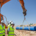 El Gobierno de Castilla-La Mancha abordará una auditoría para conocer el estado de las infraestructuras que conectan la Tubería de la Llanura Manchega con los municipios del Campo de Calatrava, Ciudad Real y Damiel. El presidente Emiliano García-Page ha visitado hoy las obras en Daimiel, donde ya se ha terminado ese ramal y desde donde hoy se comienza con el segundo que es el que conecta con Almagro. Desde allí, el vicepresidente segundo, José Manuel Caballero, ha recordado que “estamos hablando de una inversión muy importante, de 95 millones de euros, para acometer estas obras, pero al final terminaremos en el entorno de los 120 millones en todo lo que son las actuaciones necesarias”. Así, ha explicado que una vez que el agua llegue hasta los depósitos reguladores, después hay que conectarla con los depósitos de cada uno de los municipios “y por eso vamos a abordar con una auditoría el estado en el que se encuentran las canalizaciones e infraestructuras para la distribución de esta agua hasta llegar a cada uno de los municipios y desde los municipios a cada uno de los domicilios”. En la visita a las obras, en el que también ha participado la consejera de Desarrollo Sostenible, Mercedes Gómez, y varios alcaldes de los municipios que van a tener el agua garantizada en condiciones “de calidad y cantidad” gracias a esta infraestructura, José Manuel Caballero ha manifestado que “el abastecerse de la Tubería de la Llanura Manchega en el campo de Calatrava, en Daimiel y, por supuesto, si fuera necesario en Ciudad Real, tiene también un impacto medioambiental. “Es una infraestructura estratégica que va a beneficiar directamente a más de 150.000 habitantes”, ha recordado. “Se dejará de detraer, en el caso de Daimiel, un hectómetro cúbico que ahora mismo se obtiene del acuífero; y en el caso de los municipios del Campo de Calatrava y lo que ha sido el sistema de la Vega del Jabalón, que cuando no tenía agua ha tenido que tirar de pozos de emergencia, hablamos de entre dos y tres hectómetros cúbicos de ahorro para el acuífero”, ha explicado. De manera que, la puesta en funcionamiento de este sistema, tal y como ha señalado Caballero, “además de agua en cantidad y en calidad para estos 150.000 vecinos, puede suponer también un ahorro al acuífero de hasta cuatro hectómetros cúbicos que es también una buena noticia”. Caballero ha destacado que se da respuesta a una demanda histórica de la provincia, impulsando una infraestructura que aporta “certidumbre, estabilidad y oportunidades de futuro a los municipios beneficiarios”. “Estamos cumpliendo con hechos los compromisos adquiridos por el presidente García-Page con la ciudadanía, garantizando un recurso esencial como es el agua en cantidad y de calidad para la mejora de vida y el bienestar de los ciudadanos”, ha afirmado. Además, se ha avanzado que ya se ha adjudicado, por 5,2 millones de euros, a la empresa Aqualia el contrato de operación, mantenimiento y conservación de todos los ramales que están en funcionamiento en la zona nororiental. Una labor que hasta ahora venía realizando Tragsa mediante una encomienda de gestión. Este sistema abastece a un total de 13 municipios: Belmonte, El Pedernoso, El Provencio, Las Mesas, Las Pedroñeras, Los Hinojosos, Mota del Cuervo, Minaya, Pedro Muñoz, San Clemente, Socuéllamos, Villamayor de Santiago y Villarrobledo, dando servicio a aproximadamente 76.375 habitantes. Petición al Ministerio de cuatro ramales que darán servicio a otros 100.000 habitantes Por su parte, la consejera de Desarrollo Sostenible, Mercedes Gómez, ha informado que han solicitado al Gobierno de España que en el cuarto Ciclo de Planificación Hidrológica incorporé el resto de los ramales establecidos en la Llanura Manchega “a través de los proyectos correspondientes, bien de la Confederación Hidrográfica del Guadiana, bien de la propia Aquaes”. Al respecto, ha subrayado que son “infraestructuras necesarias que deben ser acometidas en estos próximos años”, detallando que, se trata de “cuatro ramales que darían servicio y desarrollo a más de 100.000 nuevos habitantes, fundamentalmente de las provincias de Cuenca, Ciudad Real y Albacete”. Ha continuado la consejera apuntando que precisamente garantizar el abastecimiento de agua y depuración de las aguas residuales a los municipios “requiere de un ambicioso programa e inversiones reales en infraestructuras hidráulicas como las que estamos desarrollando en estos momentos en Castilla-La Mancha a través de la entidad de derechos público Infraestructuras del Agua de Castilla-La Mancha, con un presupuesto de 90,9 millones de euros de presupuesto este año”. “Este tipo de inversiones aseguran algo tan básico como el agua potable, en municipios que llevan años dependiendo de infraestructuras con muchas dificultades”, ha recordado la consejera, que ha añadido que “nuestro objetivo es que ningún municipio tenga esas dificultades para asegurar el suministro de agua potable, especialmente en los periodos de mayor demanda y en un contexto como el que vivimos de cambio climático”. Es por ello que, según ha remarcado Gómez, el Gobierno regional está realizando un importante esfuerzo inversor para hacer realidad esta infraestructura al Campo de Calatrava, que tiene un plazo de ejecución de dos años y cuya finalización está programada para junio de 2028, gracias al convenio de 95 millones de euros suscrito por la Sociedad Mercantil Estatal Aguas de las Cuencas de España (ACUAES) y la entidad de derecho público Infraestructuras del Agua de Castilla-La Mancha, con un presupuesto cofinanciado con fondos FEDER 2021-2027, dentro del Programa Plurirregional de España. Junto a esta inversión, el Gobierno regional también trabaja en mejorar el abastecimiento de agua potable a los municipios de Castilla-La Mancha con otras muchas actuaciones que, este año, ascienden a 12,6 millones de euros en 16 actuaciones en todas las provincias. En el caso concreto de Ciudad Real, se está licitando las obras del nuevo abastecimiento de Torrenueva y Castellar de Santiago, mejoras abastecimiento Campos Montiel, la conducción Quejigo Gordo-Sondeo Chillón y el Sistema de Abastecimiento Bullaque. Las obras avanzan desde el pasado mes de abril Desde el pasado 20 de abril, la empresa adjudicataria UTE Vías y Construcciones S.A.-Martín Casilla S.L.U. está trabajando en el ramal 8A-B de Llanura Manchega, en el término municipal de Daimiel. Han incorporado tuberías de fundición con diámetro 800 mm, lo que ha permitido, tras la excavación de zanja, iniciar su instalación en el ramal, cercano al punto de conexión con el ramal existente Casa Bolote-Ciudad Real. Los trabajos en el resto de los ramales están condicionados en estos momentos por las limitaciones ambientales establecidas durante los periodos de nidificación de aves esteparias (meses de febrero a agosto ambos inclusive), la protección de elementos etnográficos detallados en el proyecto y la realización de sondeos arqueológicos en diferentes puntos de la traza. Esta infraestructura está formada por ocho nuevos ramales de abastecimiento de 67 kilómetros, configurando una red moderna, eficiente y preparada para responder a las necesidades presentes y futuras de los municipios. Gómez ha recordado que, una vez finalizadas las obras, Infraestructuras del Agua de Castilla-La Mancha asumirá la explotación y gestión del sistema, tal y como ya ocurre con el ramal nororiental de la Tubería de la Llanura Manchega, puesto en marcha en 2023 y que actualmente abastece a más de 76.000 habitantes de las provincias de Ciudad Real, Cuenca y Albacete. Durante la visita, el presidente también ha estado acompañado por la directora general del Agua de la Consejería de Desarrollo Sostenible, Montserrat Muro, el delegado provincial de Desarrollo Sostenible, Agustín Espinosa, el subdelegado del Gobierno en Ciudad Real, David Broceño, el presidente de la Mancomunidad de Aguas del Campo de Calatrava, Andrés Cárdenas; así como los alcaldes de Daimiel, Almagro, Ballesteros, Bolaños, Calzada de Calatrava, Cañada, Caracuel, Corral, Granátula, Pozuelos, Valenzuela y Villar del Pozo.