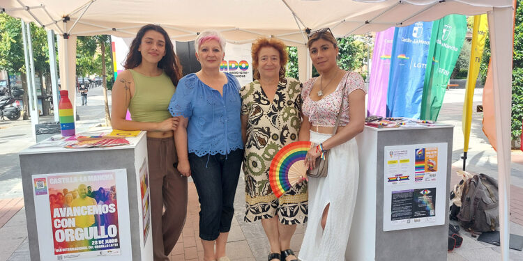 La Junta sale a la calle para informar sobre su Servicio de Atención Integral LGTBI