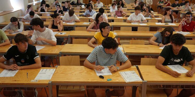 La PAU arranca en la Universidad de Castilla-La Mancha con nervios, “normalidad” y “sin incidencias reseñables” 1 La PAU arranca en la Universidad de Castilla-La Mancha con nervios, “normalidad” y “sin incidencias reseñables”
