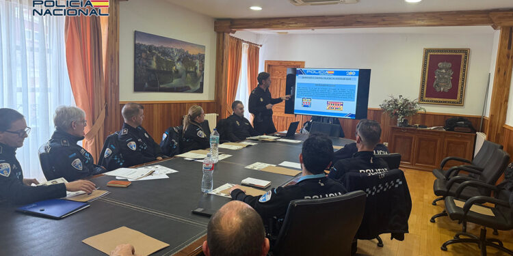 La Policía Nacional instruye a agentes locales de Cuenca y Guadalajara en extranjería y falsedad documental para blindar la seguridad conjunta 1 La Policía Nacional instruye a agentes locales de Cuenca y Guadalajara en extranjería y falsedad documental para blindar la seguridad conjunta