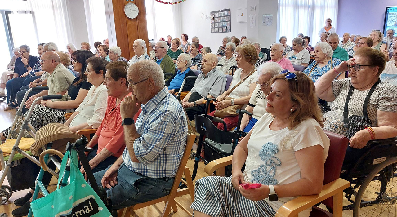 La residencia Los Olmos celebran su 51 aniversario con una representación teatral del Centro de Mayores de La Rosaleda 2 La residencia Los Olmos celebran su 51 aniversario con una representación teatral del Centro de Mayores de La Rosaleda