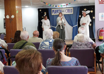 La residencia Los Olmos celebran su 51 aniversario con una representación teatral del Centro de Mayores de La Rosaleda
