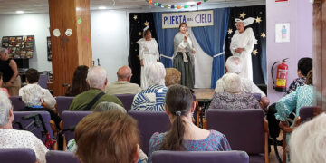 La residencia Los Olmos celebran su 51 aniversario con una representación teatral del Centro de Mayores de La Rosaleda