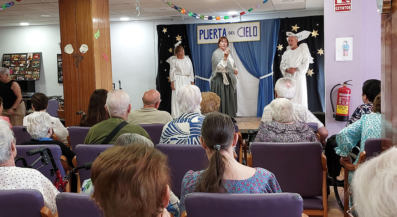 La residencia Los Olmos celebran su 51 aniversario con una representación teatral del Centro de Mayores de La Rosaleda
