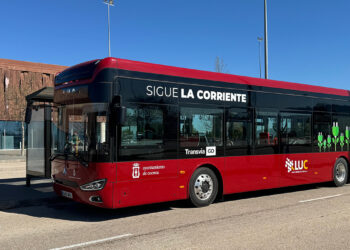 El alcalde Darío Dolz ha aplaudido el éxito de las lanzaderas al AVE, que han alcanzado los 206.576 usuarios en el mes de mayo desde su puesta en marcha. Un servicio que se ha mejorado con la puesta en marcha de dos paradas intermedias en marzo, hasta el punto de que en abril y mayo se logró récord de viajeros, con 20.326 y 20.608 respectivamente. El primer edil ha aportado estos datos en el Debate sobre el Estado del Municipio, afirmando que “estamos volcando esfuerzos en el nuevo modelo de transporte urbano de la ciudad, incrementando sustancialmente el presupuesto para su mejora y solucionando una asignatura pendiente como es ampliar la comunicación con el nuevo Hospital Universitario”. En este sentido, ha informado de que la asistencia técnica contratada para avanzar en su definición está ya trabajando en ello, esto es, en la elaboración de un Reglamento de Viajeros, estudio de viabilidad, pliego de prescripciones técnicas…; además de que ha mencionado los avances en la redacción del Plan de Movilidad Urbana Sostenible (PMUS). Reforzar la limpieza: una prioridad Dolz ha incidido en la importancia que se da a la limpieza urbana, recordando que además de la limpieza ordinaria ahora mismo está en marcha la Campaña de Limpieza Intensiva Barrio a Barrio, plan extraordinario para reforzar este ámbito con nuevas contrataciones y acciones específicas. En la misma línea va la renovación integral de los contenedores verdes en la ciudad y las pedanías, y la adquisición de 620 contenedores de biorresiduos de diferentes tamaños y capacidad, acompañada de una campaña informativa y de sensibilización sobre su uso. Agradecimiento al Servicio Municipal de Aguas El alcalde ha hablado sobre el Servicio de Aguas, “que se ocupa de manera impecable y sin descanso en que nuestra red de abastecimiento y saneamiento funcione a la perfección”, lo que ha ejemplificado en las dos graves averías que tuvieron lugar la semana pasada que solventaron “de manera impecable”, por lo que les ha agradecido su trabajo en “una situación particularmente compleja”. Trabajo que se ve reforzado en el día a día con la resolución de todo tipo de averías y también trabajos de mantenimiento y acciones planificadas, así como en los “arduos” esfuerzos para solventar el problema de falta de presión en las viviendas del Casco Antiguo por el exceso de cal en la red. En este ámbito, Dolz ha incidido de nuevo en la idea de construir un nuevo depósito para tener más cantidad de agua acopiada. Además, una tarea también constante de limpieza y mantenimiento de colectores por parte de Aguas de Cuenca para el correcto funcionamiento de estas infraestructuras.