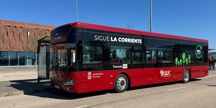 El alcalde Darío Dolz ha aplaudido el éxito de las lanzaderas al AVE, que han alcanzado los 206.576 usuarios en el mes de mayo desde su puesta en marcha. Un servicio que se ha mejorado con la puesta en marcha de dos paradas intermedias en marzo, hasta el punto de que en abril y mayo se logró récord de viajeros, con 20.326 y 20.608 respectivamente. El primer edil ha aportado estos datos en el Debate sobre el Estado del Municipio, afirmando que “estamos volcando esfuerzos en el nuevo modelo de transporte urbano de la ciudad, incrementando sustancialmente el presupuesto para su mejora y solucionando una asignatura pendiente como es ampliar la comunicación con el nuevo Hospital Universitario”. En este sentido, ha informado de que la asistencia técnica contratada para avanzar en su definición está ya trabajando en ello, esto es, en la elaboración de un Reglamento de Viajeros, estudio de viabilidad, pliego de prescripciones técnicas…; además de que ha mencionado los avances en la redacción del Plan de Movilidad Urbana Sostenible (PMUS). Reforzar la limpieza: una prioridad Dolz ha incidido en la importancia que se da a la limpieza urbana, recordando que además de la limpieza ordinaria ahora mismo está en marcha la Campaña de Limpieza Intensiva Barrio a Barrio, plan extraordinario para reforzar este ámbito con nuevas contrataciones y acciones específicas. En la misma línea va la renovación integral de los contenedores verdes en la ciudad y las pedanías, y la adquisición de 620 contenedores de biorresiduos de diferentes tamaños y capacidad, acompañada de una campaña informativa y de sensibilización sobre su uso. Agradecimiento al Servicio Municipal de Aguas El alcalde ha hablado sobre el Servicio de Aguas, “que se ocupa de manera impecable y sin descanso en que nuestra red de abastecimiento y saneamiento funcione a la perfección”, lo que ha ejemplificado en las dos graves averías que tuvieron lugar la semana pasada que solventaron “de manera impecable”, por lo que les ha agradecido su trabajo en “una situación particularmente compleja”. Trabajo que se ve reforzado en el día a día con la resolución de todo tipo de averías y también trabajos de mantenimiento y acciones planificadas, así como en los “arduos” esfuerzos para solventar el problema de falta de presión en las viviendas del Casco Antiguo por el exceso de cal en la red. En este ámbito, Dolz ha incidido de nuevo en la idea de construir un nuevo depósito para tener más cantidad de agua acopiada. Además, una tarea también constante de limpieza y mantenimiento de colectores por parte de Aguas de Cuenca para el correcto funcionamiento de estas infraestructuras.