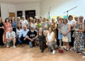 Ayer, el Centro Social de Las Herencias acogió el inicio de una campaña de participación comunitaria destinada a implicar a vecinas y vecinos en la construcción de espacios libres de violencia de género. La iniciativa se encuadra en la acción pública de sensibilización y prevención que las entidades locales desarrollan al amparo del Pacto de Estado contra la Violencia de Género, renovado y sostenido mediante financiación específica para entidades locales. No fue un acto cualquiera. Fue, sobre todo, una declaración de principios en un tiempo en el que aún resulta imprescindible recordar que la violencia contra las mujeres no es un asunto privado ni un problema secundario, sino una herida social que obliga a toda la comunidad. Desde esa convicción, hombres y mujeres se unieron para disfrutar de una tarde de cultura de paz en la que la palabra, la cultura, la poesía y la música sirvieron para afirmar, con serenidad y firmeza, que la violencia contra las mujeres no tiene cabida en Las Herencias. Un compromiso que baja al territorio Las campañas locales de sensibilización adquieren un valor especial en municipios pequeños, donde la convivencia cotidiana hace que cada gesto público tenga una gran capacidad de irradiación social. La Diputación de Toledo mantiene una línea de trabajo en materia de igualdad y prevención con programas, actividades y apoyo técnico en municipios de la provincia, reforzando así la presencia institucional de estas políticas en el ámbito rural. En Las Herencias, ese compromiso tomó ayer la forma de una convocatoria cercana, humana y participativa, respaldada por la implicación del alcalde Pedro Díaz Moreno, atento a su pueblo y a los detalles que hacen de cada iniciativa un gesto de cuidado colectivo. No se trataba solo de denunciar una violencia intolerable, sino de activar una conciencia vecinal capaz de reconocer señales, sostener a las víctimas y levantar una cultura pública donde el respeto, la igualdad y la dignidad no sean consignas ocasionales, sino hábitos compartidos. Un pueblo que también se expresa en verso Hay localidades que se explican por sus monumentos, otras por su paisaje y otras por su memoria festiva. Las Herencias, sin renunciar a nada de eso, posee además una cualidad más íntima: se deja contar desde la poesía popular, desde el tono afectivo con el que sus gentes nombran los lugares, las costumbres y los vínculos que les dan sentido. La tradición lírica toledana ha conservado precisamente ese modo de convertir la vida común en canción, en copla y en memoria compartida. Esa condición poética no es un adorno. Es una forma de arraigo. Basta escuchar el conocido *Canto a Las Herencias*, una composición que reúne imágenes del arroyo y la plaza, de la ribera del Tajo, de los guisos heredados, de los bailes, del Santo Cristo de la Vera Cruz y de la gratitud a quienes transmiten las tradiciones, para comprender que el pueblo se piensa a sí mismo desde la emoción, el recuerdo y la pertenencia. La letra presenta a Las Herencias como un espacio de infancia, costumbre y transmisión cultural, es decir, como una comunidad que reconoce valor a lo que cuida y a lo que permanece. Por eso resultó especialmente significativo que el acto de ayer apelara también a la poesía y a la música. Allí donde la palabra sirve para celebrar el pueblo, también puede servir para defenderlo de aquello que lo degrada. Y pocas degradaciones son tan graves como la violencia ejercida contra las mujeres. Cuando una comunidad pone su caudal simbólico —sus versos, sus cantos, su sensibilidad cultural— al servicio de la igualdad, está diciendo algo más profundo que una consigna: está afirmando qué tipo de convivencia desea legar a las generaciones futuras. La cultura frente al silencio En muchos municipios, la cultura cumple una función que va más allá del entretenimiento. Ayuda a nombrar lo que a veces cuesta decir, abre espacios de conversación y convierte las emociones privadas en conciencia compartida. De ahí que la combinación de palabra, poesía y música resultara tan pertinente para abrir esta campaña comunitaria en Las Herencias, porque frente al silencio que suele rodear a la violencia de género, la cultura puede ser una forma de luz pública. La prevención no empieza solo en los despachos ni en los protocolos, aunque ambos sean necesarios. Empieza también en el modo en que una sociedad educa la mirada, escucha a las mujeres, corrige sus tolerancias y deja claro que ninguna forma de humillación, control o agresión puede normalizarse. En ese sentido, lo vivido ayer en el Centro Social tuvo el valor de los actos que, sin grandilocuencia, ordenan moralmente un municipio y le recuerdan lo que no está dispuesto a consentir. Un mensaje claro desde Las Herencias En un tiempo en el que la violencia de género sigue exigiendo prevención, protección y respuesta pública sostenida, que un municipio rural haga visible su posición tiene una relevancia indudable. El Pacto de Estado contra la Violencia de Género contempla medidas de sensibilización, coordinación institucional y fortalecimiento de los recursos locales precisamente para que este compromiso llegue a todos los territorios. Las Herencias lanzó ayer un mensaje limpio y necesario: una comunidad que sabe cantar sus raíces, honrar sus tradiciones y cuidar su memoria también debe saber proteger a sus mujeres. Y quizá ahí resida la mejor definición posible de este pueblo toledano: un lugar donde la poesía no solo embellece la vida, sino que también ayuda a defenderla. Recuadro útil El acto terminó con un “Gracias a la vida, que me ha dado tanto”. Y es que la vida se palpa en cada rincón en el que Las Herencias sigue avanzando a través de la participación de sus vecinos, que son, en verdad, la grandeza del pueblo. Ante cualquier situación de violencia contra las mujeres, el 016 ofrece información, asesoramiento jurídico y atención especializada; funciona las 24 horas del día, todos los días del año, y no deja rastro en la factura.