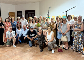 Ayer, el Centro Social de Las Herencias acogió el inicio de una campaña de participación comunitaria destinada a implicar a vecinas y vecinos en la construcción de espacios libres de violencia de género. La iniciativa se encuadra en la acción pública de sensibilización y prevención que las entidades locales desarrollan al amparo del Pacto de Estado contra la Violencia de Género, renovado y sostenido mediante financiación específica para entidades locales. No fue un acto cualquiera. Fue, sobre todo, una declaración de principios en un tiempo en el que aún resulta imprescindible recordar que la violencia contra las mujeres no es un asunto privado ni un problema secundario, sino una herida social que obliga a toda la comunidad. Desde esa convicción, hombres y mujeres se unieron para disfrutar de una tarde de cultura de paz en la que la palabra, la cultura, la poesía y la música sirvieron para afirmar, con serenidad y firmeza, que la violencia contra las mujeres no tiene cabida en Las Herencias. Un compromiso que baja al territorio Las campañas locales de sensibilización adquieren un valor especial en municipios pequeños, donde la convivencia cotidiana hace que cada gesto público tenga una gran capacidad de irradiación social. La Diputación de Toledo mantiene una línea de trabajo en materia de igualdad y prevención con programas, actividades y apoyo técnico en municipios de la provincia, reforzando así la presencia institucional de estas políticas en el ámbito rural. En Las Herencias, ese compromiso tomó ayer la forma de una convocatoria cercana, humana y participativa, respaldada por la implicación del alcalde Pedro Díaz Moreno, atento a su pueblo y a los detalles que hacen de cada iniciativa un gesto de cuidado colectivo. No se trataba solo de denunciar una violencia intolerable, sino de activar una conciencia vecinal capaz de reconocer señales, sostener a las víctimas y levantar una cultura pública donde el respeto, la igualdad y la dignidad no sean consignas ocasionales, sino hábitos compartidos. Un pueblo que también se expresa en verso Hay localidades que se explican por sus monumentos, otras por su paisaje y otras por su memoria festiva. Las Herencias, sin renunciar a nada de eso, posee además una cualidad más íntima: se deja contar desde la poesía popular, desde el tono afectivo con el que sus gentes nombran los lugares, las costumbres y los vínculos que les dan sentido. La tradición lírica toledana ha conservado precisamente ese modo de convertir la vida común en canción, en copla y en memoria compartida. Esa condición poética no es un adorno. Es una forma de arraigo. Basta escuchar el conocido *Canto a Las Herencias*, una composición que reúne imágenes del arroyo y la plaza, de la ribera del Tajo, de los guisos heredados, de los bailes, del Santo Cristo de la Vera Cruz y de la gratitud a quienes transmiten las tradiciones, para comprender que el pueblo se piensa a sí mismo desde la emoción, el recuerdo y la pertenencia. La letra presenta a Las Herencias como un espacio de infancia, costumbre y transmisión cultural, es decir, como una comunidad que reconoce valor a lo que cuida y a lo que permanece. Por eso resultó especialmente significativo que el acto de ayer apelara también a la poesía y a la música. Allí donde la palabra sirve para celebrar el pueblo, también puede servir para defenderlo de aquello que lo degrada. Y pocas degradaciones son tan graves como la violencia ejercida contra las mujeres. Cuando una comunidad pone su caudal simbólico —sus versos, sus cantos, su sensibilidad cultural— al servicio de la igualdad, está diciendo algo más profundo que una consigna: está afirmando qué tipo de convivencia desea legar a las generaciones futuras. La cultura frente al silencio En muchos municipios, la cultura cumple una función que va más allá del entretenimiento. Ayuda a nombrar lo que a veces cuesta decir, abre espacios de conversación y convierte las emociones privadas en conciencia compartida. De ahí que la combinación de palabra, poesía y música resultara tan pertinente para abrir esta campaña comunitaria en Las Herencias, porque frente al silencio que suele rodear a la violencia de género, la cultura puede ser una forma de luz pública. La prevención no empieza solo en los despachos ni en los protocolos, aunque ambos sean necesarios. Empieza también en el modo en que una sociedad educa la mirada, escucha a las mujeres, corrige sus tolerancias y deja claro que ninguna forma de humillación, control o agresión puede normalizarse. En ese sentido, lo vivido ayer en el Centro Social tuvo el valor de los actos que, sin grandilocuencia, ordenan moralmente un municipio y le recuerdan lo que no está dispuesto a consentir. Un mensaje claro desde Las Herencias En un tiempo en el que la violencia de género sigue exigiendo prevención, protección y respuesta pública sostenida, que un municipio rural haga visible su posición tiene una relevancia indudable. El Pacto de Estado contra la Violencia de Género contempla medidas de sensibilización, coordinación institucional y fortalecimiento de los recursos locales precisamente para que este compromiso llegue a todos los territorios. Las Herencias lanzó ayer un mensaje limpio y necesario: una comunidad que sabe cantar sus raíces, honrar sus tradiciones y cuidar su memoria también debe saber proteger a sus mujeres. Y quizá ahí resida la mejor definición posible de este pueblo toledano: un lugar donde la poesía no solo embellece la vida, sino que también ayuda a defenderla. Recuadro útil El acto terminó con un “Gracias a la vida, que me ha dado tanto”. Y es que la vida se palpa en cada rincón en el que Las Herencias sigue avanzando a través de la participación de sus vecinos, que son, en verdad, la grandeza del pueblo. Ante cualquier situación de violencia contra las mujeres, el 016 ofrece información, asesoramiento jurídico y atención especializada; funciona las 24 horas del día, todos los días del año, y no deja rastro en la factura.