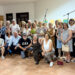 Ayer, el Centro Social de Las Herencias acogió el inicio de una campaña de participación comunitaria destinada a implicar a vecinas y vecinos en la construcción de espacios libres de violencia de género. La iniciativa se encuadra en la acción pública de sensibilización y prevención que las entidades locales desarrollan al amparo del Pacto de Estado contra la Violencia de Género, renovado y sostenido mediante financiación específica para entidades locales. No fue un acto cualquiera. Fue, sobre todo, una declaración de principios en un tiempo en el que aún resulta imprescindible recordar que la violencia contra las mujeres no es un asunto privado ni un problema secundario, sino una herida social que obliga a toda la comunidad. Desde esa convicción, hombres y mujeres se unieron para disfrutar de una tarde de cultura de paz en la que la palabra, la cultura, la poesía y la música sirvieron para afirmar, con serenidad y firmeza, que la violencia contra las mujeres no tiene cabida en Las Herencias. Un compromiso que baja al territorio Las campañas locales de sensibilización adquieren un valor especial en municipios pequeños, donde la convivencia cotidiana hace que cada gesto público tenga una gran capacidad de irradiación social. La Diputación de Toledo mantiene una línea de trabajo en materia de igualdad y prevención con programas, actividades y apoyo técnico en municipios de la provincia, reforzando así la presencia institucional de estas políticas en el ámbito rural. En Las Herencias, ese compromiso tomó ayer la forma de una convocatoria cercana, humana y participativa, respaldada por la implicación del alcalde Pedro Díaz Moreno, atento a su pueblo y a los detalles que hacen de cada iniciativa un gesto de cuidado colectivo. No se trataba solo de denunciar una violencia intolerable, sino de activar una conciencia vecinal capaz de reconocer señales, sostener a las víctimas y levantar una cultura pública donde el respeto, la igualdad y la dignidad no sean consignas ocasionales, sino hábitos compartidos. Un pueblo que también se expresa en verso Hay localidades que se explican por sus monumentos, otras por su paisaje y otras por su memoria festiva. Las Herencias, sin renunciar a nada de eso, posee además una cualidad más íntima: se deja contar desde la poesía popular, desde el tono afectivo con el que sus gentes nombran los lugares, las costumbres y los vínculos que les dan sentido. La tradición lírica toledana ha conservado precisamente ese modo de convertir la vida común en canción, en copla y en memoria compartida. Esa condición poética no es un adorno. Es una forma de arraigo. Basta escuchar el conocido *Canto a Las Herencias*, una composición que reúne imágenes del arroyo y la plaza, de la ribera del Tajo, de los guisos heredados, de los bailes, del Santo Cristo de la Vera Cruz y de la gratitud a quienes transmiten las tradiciones, para comprender que el pueblo se piensa a sí mismo desde la emoción, el recuerdo y la pertenencia. La letra presenta a Las Herencias como un espacio de infancia, costumbre y transmisión cultural, es decir, como una comunidad que reconoce valor a lo que cuida y a lo que permanece. Por eso resultó especialmente significativo que el acto de ayer apelara también a la poesía y a la música. Allí donde la palabra sirve para celebrar el pueblo, también puede servir para defenderlo de aquello que lo degrada. Y pocas degradaciones son tan graves como la violencia ejercida contra las mujeres. Cuando una comunidad pone su caudal simbólico —sus versos, sus cantos, su sensibilidad cultural— al servicio de la igualdad, está diciendo algo más profundo que una consigna: está afirmando qué tipo de convivencia desea legar a las generaciones futuras. La cultura frente al silencio En muchos municipios, la cultura cumple una función que va más allá del entretenimiento. Ayuda a nombrar lo que a veces cuesta decir, abre espacios de conversación y convierte las emociones privadas en conciencia compartida. De ahí que la combinación de palabra, poesía y música resultara tan pertinente para abrir esta campaña comunitaria en Las Herencias, porque frente al silencio que suele rodear a la violencia de género, la cultura puede ser una forma de luz pública. La prevención no empieza solo en los despachos ni en los protocolos, aunque ambos sean necesarios. Empieza también en el modo en que una sociedad educa la mirada, escucha a las mujeres, corrige sus tolerancias y deja claro que ninguna forma de humillación, control o agresión puede normalizarse. En ese sentido, lo vivido ayer en el Centro Social tuvo el valor de los actos que, sin grandilocuencia, ordenan moralmente un municipio y le recuerdan lo que no está dispuesto a consentir. Un mensaje claro desde Las Herencias En un tiempo en el que la violencia de género sigue exigiendo prevención, protección y respuesta pública sostenida, que un municipio rural haga visible su posición tiene una relevancia indudable. El Pacto de Estado contra la Violencia de Género contempla medidas de sensibilización, coordinación institucional y fortalecimiento de los recursos locales precisamente para que este compromiso llegue a todos los territorios. Las Herencias lanzó ayer un mensaje limpio y necesario: una comunidad que sabe cantar sus raíces, honrar sus tradiciones y cuidar su memoria también debe saber proteger a sus mujeres. Y quizá ahí resida la mejor definición posible de este pueblo toledano: un lugar donde la poesía no solo embellece la vida, sino que también ayuda a defenderla. Recuadro útil El acto terminó con un “Gracias a la vida, que me ha dado tanto”. Y es que la vida se palpa en cada rincón en el que Las Herencias sigue avanzando a través de la participación de sus vecinos, que son, en verdad, la grandeza del pueblo. Ante cualquier situación de violencia contra las mujeres, el 016 ofrece información, asesoramiento jurídico y atención especializada; funciona las 24 horas del día, todos los días del año, y no deja rastro en la factura.
