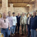 El Gobierno de Castilla-La Mancha ha destinado 27,9 millones de euros al sector vitivinícola de la provincia de Cuenca a través de las ayudas VINATI desde el año 2015. Esta inyección económica ha movilizado más de 71,6 millones de euros en inversión total, impulsando 98 proyectos orientados a la modernización de las instalaciones locales. De estas iniciativas, la gran mayoría corresponde a cooperativas, sumando 64 beneficiarios frente a 34 sociedades privadas. El objetivo principal radica en adaptar la producción a un mercado exigente mediante mejoras en tecnología, eficiencia energética y sostenibilidad. El delegado provincial de Agricultura, Ganadería y Desarrollo Rural, Rodrigo Fernández Alcalde, ha confirmado este avance productivo este viernes durante su visita a la localidad conquense de Las Mesas. Allí ha recorrido Bodegas Parra Jiménez, que recientemente automatizó su línea de embotellado y amplió su zona de crianza, y Bodegas Horcaja, un proyecto de nueva construcción. Ambas empresas ejemplifican cómo estas ayudas, que cubren una media del 40 por ciento de la inversión, permiten anclar la población al medio rural y generar empleo de calidad. Solo en la última convocatoria resuelta, correspondiente al ejercicio 2025, la provincia de Cuenca logró la aprobación de 16 expedientes. Estos proyectos supusieron una ayuda concedida de 6,2 millones de euros para respaldar inversiones subvencionables superiores a los 13 millones. Bodegas Parra Jiménez, fundada en 1993 y con 72 trabajadores en plantilla, fue una de las beneficiadas en ese ciclo para reforzar su apuesta por la agricultura ecológica y biodinámica. Mientras tanto, el sector aguarda la resolución de la convocatoria de 2026, cuyos proyectos se encuentran en plena fase de valoración técnica. Archivo histórico del sector El desarrollo de estas infraestructuras mantiene una línea de continuidad con el seguimiento agrario publicado en Liberal de Castilla durante el último año. La hemeroteca del medio refleja cómo la resolución de los expedientes VINATI de 2025 ya anticipaba un giro claro hacia la tecnificación y la sostenibilidad en las explotaciones de la provincia. Las bodegas conquenses han pasado de centrar sus recursos en ampliar capacidad de almacenamiento a priorizar los certificados medioambientales y la automatización de procesos, un paso clave para llegar a nuevos consumidores. La evolución de instalaciones como las radicadas en Las Mesas evidencia que la absorción de fondos autonómicos está reconfigurando la industria agroalimentaria local. Las inversiones sostenidas desde la pasada década trazan la trayectoria de un tejido productivo que asume la innovación tecnológica como herramienta fundamental de crecimiento. Este esfuerzo estructural confirma que el vino no solo mantiene su peso económico en Cuenca, sino que funciona como un motor indispensable para frenar la despoblación en los municipios rurales.