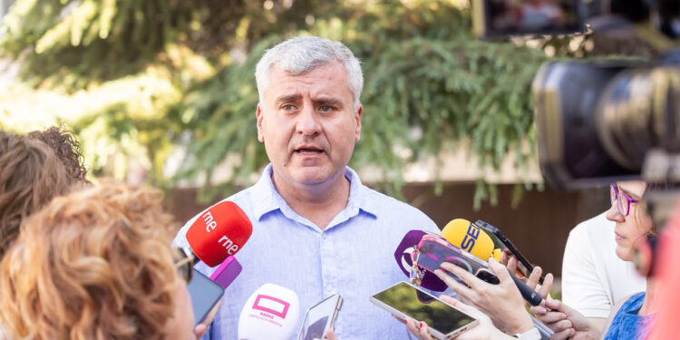 El inicio de las obras de emergencia en el Fuerte de San Francisco de Guadalajara evidencia el grave estado de conservación del conjunto patrimonial. Alfonso Esteban, segundo teniente de alcalde y concejal de Urbanismo, ha asegurado este lunes que la intervención de la Junta de Comunidades de Castilla-La Mancha es la consecuencia directa de años de inacción autonómica frente a los reiterados requerimientos del Ayuntamiento. Los trabajos, que ejecutará la empresa pública Tragsa y que no precisan de licencia municipal debido a su carácter de urgencia, se centrarán en apuntalar y proteger el claustro, el cuerpo de guardia y varias naves. Esteban ha recalcado que no se trata del esperado proyecto de rehabilitación integral, sino de intervenciones de auxilio destinadas a evitar daños estructurales mayores. El Consistorio ya había documentado y alertado de esta situación mediante expedientes de inspección de edificios (IEE), advirtiendo que la falta de respuesta pondría en riesgo la futura viabilidad del recinto. A pesar de las discrepancias políticas, el equipo de Gobierno local ha ofrecido su colaboración. A lo largo de esta semana, brigadas municipales participarán en el traslado de maquinaria dentro de las naves para facilitar los trabajos previos. Sin embargo, el edil ha recordado que la administración regional aún no ha iniciado los procedimientos de realojo a los que está obligada por sentencia judicial, exigiendo información inmediata al respecto. En paralelo a las obras, la Policía Local ha resuelto la presencia de tres jóvenes que pernoctaban en el recinto con algunos enseres. Tras un seguimiento del caso, los agentes han gestionado una salida dialogada y voluntaria, derivando a estas personas al Albergue Betania sin que haya llegado a consolidarse ningún asentamiento permanente. Por otro lado, y con la mirada puesta en el crecimiento de la ciudad, el Ayuntamiento ha presentado enmiendas al Plan de Desarrollo de la Red de Transporte de Energía Eléctrica 2026-2030. Alfonso Esteban ha defendido esta iniciativa como un paso clave para garantizar el suministro necesario en el desarrollo industrial y residencial de Guadalajara, lamentando que los grupos de la oposición rechazaran respaldar la propuesta en el último Pleno municipal. El enfrentamiento por el estado del Fuerte de San Francisco es una constante en la hemeroteca reciente de Guadalajara. Durante el último año, el pulso institucional entre el Ayuntamiento y la Junta de Comunidades por el cumplimiento de la sentencia que obliga al Ejecutivo regional a rehabilitar este espacio ha acaparado el debate político local. Estas obras de emergencia marcan un nuevo episodio en la trayectoria de un complejo histórico que lleva años esperando pasar del deterioro progresivo a la recuperación definitiva, confirmando los peores presagios que los técnicos municipales llevaban meses documentando en sus informes de inspección.