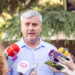 El inicio de las obras de emergencia en el Fuerte de San Francisco de Guadalajara evidencia el grave estado de conservación del conjunto patrimonial. Alfonso Esteban, segundo teniente de alcalde y concejal de Urbanismo, ha asegurado este lunes que la intervención de la Junta de Comunidades de Castilla-La Mancha es la consecuencia directa de años de inacción autonómica frente a los reiterados requerimientos del Ayuntamiento. Los trabajos, que ejecutará la empresa pública Tragsa y que no precisan de licencia municipal debido a su carácter de urgencia, se centrarán en apuntalar y proteger el claustro, el cuerpo de guardia y varias naves. Esteban ha recalcado que no se trata del esperado proyecto de rehabilitación integral, sino de intervenciones de auxilio destinadas a evitar daños estructurales mayores. El Consistorio ya había documentado y alertado de esta situación mediante expedientes de inspección de edificios (IEE), advirtiendo que la falta de respuesta pondría en riesgo la futura viabilidad del recinto. A pesar de las discrepancias políticas, el equipo de Gobierno local ha ofrecido su colaboración. A lo largo de esta semana, brigadas municipales participarán en el traslado de maquinaria dentro de las naves para facilitar los trabajos previos. Sin embargo, el edil ha recordado que la administración regional aún no ha iniciado los procedimientos de realojo a los que está obligada por sentencia judicial, exigiendo información inmediata al respecto. En paralelo a las obras, la Policía Local ha resuelto la presencia de tres jóvenes que pernoctaban en el recinto con algunos enseres. Tras un seguimiento del caso, los agentes han gestionado una salida dialogada y voluntaria, derivando a estas personas al Albergue Betania sin que haya llegado a consolidarse ningún asentamiento permanente. Por otro lado, y con la mirada puesta en el crecimiento de la ciudad, el Ayuntamiento ha presentado enmiendas al Plan de Desarrollo de la Red de Transporte de Energía Eléctrica 2026-2030. Alfonso Esteban ha defendido esta iniciativa como un paso clave para garantizar el suministro necesario en el desarrollo industrial y residencial de Guadalajara, lamentando que los grupos de la oposición rechazaran respaldar la propuesta en el último Pleno municipal. El enfrentamiento por el estado del Fuerte de San Francisco es una constante en la hemeroteca reciente de Guadalajara. Durante el último año, el pulso institucional entre el Ayuntamiento y la Junta de Comunidades por el cumplimiento de la sentencia que obliga al Ejecutivo regional a rehabilitar este espacio ha acaparado el debate político local. Estas obras de emergencia marcan un nuevo episodio en la trayectoria de un complejo histórico que lleva años esperando pasar del deterioro progresivo a la recuperación definitiva, confirmando los peores presagios que los técnicos municipales llevaban meses documentando en sus informes de inspección.