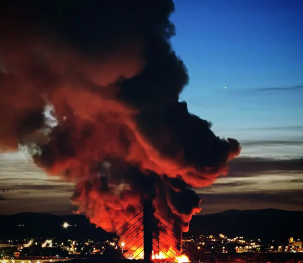 Los bomberos extinguen el fuego en Marchamalo tras arder por completo una nave de reciclaje