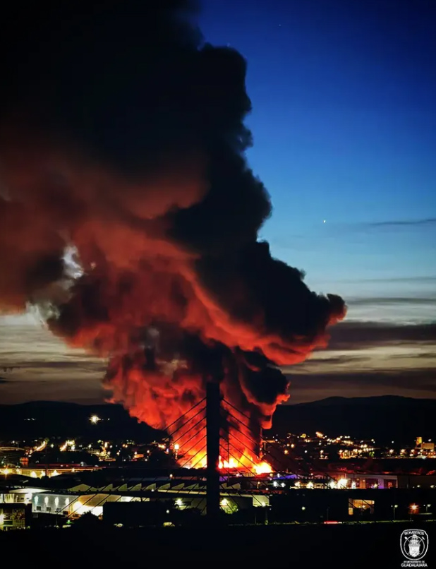 Los bomberos extinguen el fuego en Marchamalo tras arder por completo una nave de reciclaje