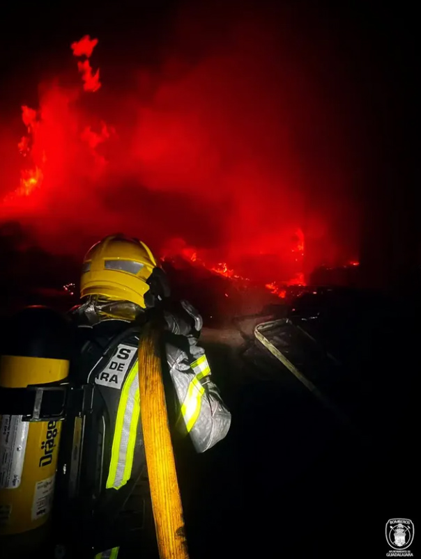 Los bomberos extinguen el fuego en Marchamalo tras arder por completo una nave de reciclaje 2 Los bomberos extinguen el fuego en Marchamalo tras arder por completo una nave de reciclaje