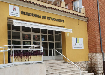 La Diputación de Guadalajara ha abierto el plazo para solicitar una de las 101 plazas de su Residencia de Estudiantes de cara al curso académico 2026-2027. Esta cifra supone un incremento del 20% en la capacidad de alojamiento respecto al año anterior, repartiéndose en 41 habitaciones individuales y 60 dobles. Las bases de la convocatoria, publicadas el pasado viernes en el Boletín Oficial de la Provincia, establecen un plazo de 15 días hábiles para presentar las solicitudes. A pesar de la ampliación de capacidad, la institución provincial ha decidido mantener intactas las tarifas del curso pasado. Los alumnos pagarán 379,88 euros al mes por una habitación individual y 340,30 euros mensuales si optan por la doble. Las plazas están destinadas a quienes cursen estudios universitarios, de postgrado, Bachillerato o ciclos formativos en la ciudad de Guadalajara, en la Universidad de Alcalá o en Madrid. Para garantizar la igualdad de oportunidades en el ámbito rural, el proceso de adjudicación sigue un sistema de prioridades muy definido: Estudiantes empadronados en la provincia que ya fueron residentes en años anteriores. Jóvenes de la provincia de Guadalajara que acceden por primera vez, dando prioridad a los que viven en los municipios más alejados de la capital. Alumnos con plaza en el curso 2025-2026, aunque no estén empadronados en la provincia. Residentes en otros municipios de Castilla-La Mancha, priorizando la cercanía a Guadalajara. Estudiantes del resto de España, también con preferencia de proximidad geográfica. Los trámites pueden realizarse a través de la sede electrónica de la corporación provincial, de forma presencial en las oficinas del Registro Electrónico (de 9 a 14 horas) o mediante correo certificado. Los estudiantes que resulten admitidos tendrán que confirmar su plaza entre el 15 de agosto y el 4 de septiembre de 2026. El salto cuantitativo frente al curso anterior La revisión del archivo de Liberal de Castilla confirma el esfuerzo continuado de la Diputación por reforzar el escudo social para los estudiantes del medio rural. El salto de las 84 plazas que conformaban la oferta en el curso 2025-2026 a las 101 actuales marca la mayor ampliación habitacional reciente en estas instalaciones. Esta política de expansión, sumada a la congelación ininterrumpida de las cuotas mensuales, consolida la residencia como una herramienta fundamental para evitar que la distancia geográfica impida a los jóvenes de comarcas como la Alcarria o la Sierra acceder a la educación superior en igualdad de condiciones.