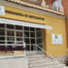 Los jóvenes de los pueblos de Guadalajara tendrán más plazas y precios congelados en la residencia de la Diputación 3 La Diputación de Guadalajara ha abierto el plazo para solicitar una de las 101 plazas de su Residencia de Estudiantes de cara al curso académico 2026-2027. Esta cifra supone un incremento del 20% en la capacidad de alojamiento respecto al año anterior, repartiéndose en 41 habitaciones individuales y 60 dobles. Las bases de la convocatoria, publicadas el pasado viernes en el Boletín Oficial de la Provincia, establecen un plazo de 15 días hábiles para presentar las solicitudes. A pesar de la ampliación de capacidad, la institución provincial ha decidido mantener intactas las tarifas del curso pasado. Los alumnos pagarán 379,88 euros al mes por una habitación individual y 340,30 euros mensuales si optan por la doble. Las plazas están destinadas a quienes cursen estudios universitarios, de postgrado, Bachillerato o ciclos formativos en la ciudad de Guadalajara, en la Universidad de Alcalá o en Madrid. Para garantizar la igualdad de oportunidades en el ámbito rural, el proceso de adjudicación sigue un sistema de prioridades muy definido: Estudiantes empadronados en la provincia que ya fueron residentes en años anteriores. Jóvenes de la provincia de Guadalajara que acceden por primera vez, dando prioridad a los que viven en los municipios más alejados de la capital. Alumnos con plaza en el curso 2025-2026, aunque no estén empadronados en la provincia. Residentes en otros municipios de Castilla-La Mancha, priorizando la cercanía a Guadalajara. Estudiantes del resto de España, también con preferencia de proximidad geográfica. Los trámites pueden realizarse a través de la sede electrónica de la corporación provincial, de forma presencial en las oficinas del Registro Electrónico (de 9 a 14 horas) o mediante correo certificado. Los estudiantes que resulten admitidos tendrán que confirmar su plaza entre el 15 de agosto y el 4 de septiembre de 2026. El salto cuantitativo frente al curso anterior La revisión del archivo de Liberal de Castilla confirma el esfuerzo continuado de la Diputación por reforzar el escudo social para los estudiantes del medio rural. El salto de las 84 plazas que conformaban la oferta en el curso 2025-2026 a las 101 actuales marca la mayor ampliación habitacional reciente en estas instalaciones. Esta política de expansión, sumada a la congelación ininterrumpida de las cuotas mensuales, consolida la residencia como una herramienta fundamental para evitar que la distancia geográfica impida a los jóvenes de comarcas como la Alcarria o la Sierra acceder a la educación superior en igualdad de condiciones.