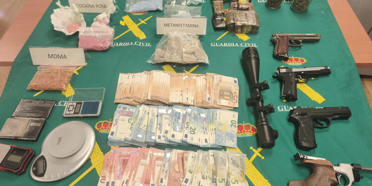 Los vecinos de Alovera destapan un "supermercado" de la droga: un detenido con armas, 15.000 euros y cocaína rosa 1 Los vecinos de Alovera destapan un supermercado de la droga un detenido con armas, 15.000 euros y cocaína rosa
