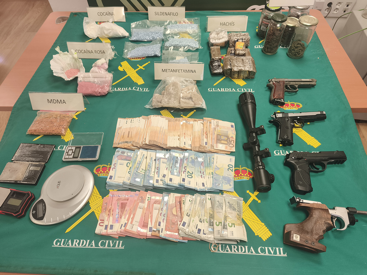 Los vecinos de Alovera destapan un "supermercado" de la droga: un detenido con armas, 15.000 euros y cocaína rosa 2 Los vecinos de Alovera destapan un supermercado de la droga un detenido con armas, 15.000 euros y cocaína rosa