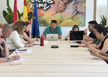 En una sesión plenaria ordinaria celebrada este lunes, la Mancomunidad Vega del Henares ha aprobado por unanimidad diferente asuntos contemplados en los puntos de la orden del día. Tras la aprobación del acto de la sesión anterior se ha procedido a tratar diversos asuntos que competen directamente a los nueve municipios mancomunados. Suplemento de crédito para la nueva oficina y reparto de subvenciones En el transcurso de este pleno se ha aprobado por unanimidad una modificación presupuestaria en la modalidad de suplemento de crédito financiado con Remanente de Tesorería para Gastos Generales, por un importe de 36.250 € que afecta directamente al mobiliario de nueva oficina administrativa, material de oficina y otros gastos de administración general. En otro orden de asuntos, también se ha aprobado por unanimidad del pleno el reparto de subvenciones nominativas previstas en el vigente presupuesto 2026 en el que se adopta un reparto por un lado para la Asociación de la Prensa de Guadalajara para organizar el Premio de Periodismo Internacional de Medioambiente y Sostenibilidad (5.000 euros); mientras que, por otro lado, están las subvenciones de los clubes deportivos de los 9 municipios mancomunados. Repartido en una cantidad fija de 1.000 euros a cada municipio (9.000 euros), y el resto (81.000 euros) se reparten proporcionalmente a su población según el porcentaje de participación en la Mancomunidad, así como la designación de beneficiario de premios y concursos. El presidente de Vega del Henares, Rafael Esteban, ha destacado que “después de las dos ediciones anteriores subvencionando a los clubes deportivos, los resultados que se han obtenido han sido muy satisfactorios, donde se les posibilita otras opciones de financiación y de colaboración que siempre agradecen para desarrollar todas sus actividades deportivas. Por este motivo vamos a continuar apoyando a los clubes deportivos en una tercera edición”. Durante el pleno, se establece que el municipio de Villanueva de la Torre, nueva Villa Europea del Deporte 2026, será quién acoja el acto de presentación de la concesión de estas subvenciones con todos los clubes deportivos. Suplemento de crédito y revisión de precios contrato PreZero Por un lado, se aprueba por unanimidad en la sesión ordinaria del pleno de Mancomunidad, una modificación presupuestaria para dotar de financiación al crédito necesario para financiar el nuevo importe resultante a raíz de la revisión de los precios del contrato con la empresa adjudicataria, PreZero, por un importe de 569.482,72 euros. Por otro lado, se ha aprobado la revisión de precios prevista en los pliegos del presente contrato “Contrato mixto integral de los servicios de recogida y transporte de residuos sólidos urbanos para la Mancomunidad Vega del Henares y prestaciones vinculadas”. Por último, como actividad de control del pleno se ha dado cuenta de la liquidación del presupuesto de la institución pública en el ejercicio 2025. En el siguiente enlace a nuestro canal de YouTube puedes ver el pleno completo.