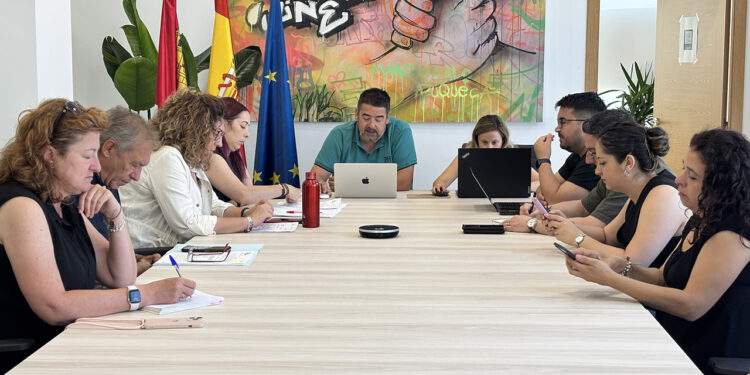 En una sesión plenaria ordinaria celebrada este lunes, la Mancomunidad Vega del Henares ha aprobado por unanimidad diferente asuntos contemplados en los puntos de la orden del día. Tras la aprobación del acto de la sesión anterior se ha procedido a tratar diversos asuntos que competen directamente a los nueve municipios mancomunados. Suplemento de crédito para la nueva oficina y reparto de subvenciones En el transcurso de este pleno se ha aprobado por unanimidad una modificación presupuestaria en la modalidad de suplemento de crédito financiado con Remanente de Tesorería para Gastos Generales, por un importe de 36.250 € que afecta directamente al mobiliario de nueva oficina administrativa, material de oficina y otros gastos de administración general. En otro orden de asuntos, también se ha aprobado por unanimidad del pleno el reparto de subvenciones nominativas previstas en el vigente presupuesto 2026 en el que se adopta un reparto por un lado para la Asociación de la Prensa de Guadalajara para organizar el Premio de Periodismo Internacional de Medioambiente y Sostenibilidad (5.000 euros); mientras que, por otro lado, están las subvenciones de los clubes deportivos de los 9 municipios mancomunados. Repartido en una cantidad fija de 1.000 euros a cada municipio (9.000 euros), y el resto (81.000 euros) se reparten proporcionalmente a su población según el porcentaje de participación en la Mancomunidad, así como la designación de beneficiario de premios y concursos. El presidente de Vega del Henares, Rafael Esteban, ha destacado que “después de las dos ediciones anteriores subvencionando a los clubes deportivos, los resultados que se han obtenido han sido muy satisfactorios, donde se les posibilita otras opciones de financiación y de colaboración que siempre agradecen para desarrollar todas sus actividades deportivas. Por este motivo vamos a continuar apoyando a los clubes deportivos en una tercera edición”. Durante el pleno, se establece que el municipio de Villanueva de la Torre, nueva Villa Europea del Deporte 2026, será quién acoja el acto de presentación de la concesión de estas subvenciones con todos los clubes deportivos. Suplemento de crédito y revisión de precios contrato PreZero Por un lado, se aprueba por unanimidad en la sesión ordinaria del pleno de Mancomunidad, una modificación presupuestaria para dotar de financiación al crédito necesario para financiar el nuevo importe resultante a raíz de la revisión de los precios del contrato con la empresa adjudicataria, PreZero, por un importe de 569.482,72 euros. Por otro lado, se ha aprobado la revisión de precios prevista en los pliegos del presente contrato “Contrato mixto integral de los servicios de recogida y transporte de residuos sólidos urbanos para la Mancomunidad Vega del Henares y prestaciones vinculadas”. Por último, como actividad de control del pleno se ha dado cuenta de la liquidación del presupuesto de la institución pública en el ejercicio 2025. En el siguiente enlace a nuestro canal de YouTube puedes ver el pleno completo.