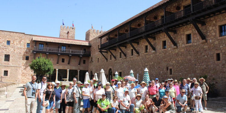 Medio centenar de jubilados de Guadalajara exploran el Río Dulce y Sigüenza con el programa 'Conoce tu Provincia'