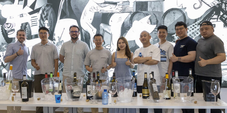 Misión inversa de profesionales chinos se interesa por los vinos de La Mancha