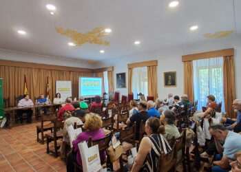 La Asociación CEDER Alcarria Conquense ha celebrado su Asamblea General Ordinaria en el histórico edificio del antiguo Convento de la Merced de Huete. Durante este encuentro, la directiva ha dado luz verde a una nueva convocatoria de ayudas dotada con 275.000 euros. Esta partida económica, que se publicará en las próximas semanas, servirá de respaldo directo para los proyectos de autónomos, empresas e industrias agroalimentarias instaladas en la comarca. El encuentro, dirigido por el presidente Juan Carlos Bermejo junto al alcalde optense Francisco Javier Doménech y la gerente Clara Isabel Fernández-Cabrera, sirvió también para aprobar las cuentas del pasado ejercicio 2025. La gerencia expuso el balance definitivo de la Medida 19 LEADER, un programa que se cerró el año pasado dejando en el territorio 174 proyectos ejecutados. Esta iniciativa movilizó 6,5 millones de euros en ayudas que se tradujeron en una inversión real de 9,3 millones para los pueblos de la zona. Respecto al plan actual PEPAC 2023-2027, la asociación ya ha resuelto cuatro convocatorias. Estos fondos recientes han permitido a emprendedores locales iniciar su actividad y a distintos ayuntamientos adquirir nueva maquinaria o mejorar sus infraestructuras de promoción cultural. Proyectos para la comarca La asamblea detalló varias iniciativas de promoción territorial ejecutadas en los últimos meses y avanzó las líneas de trabajo futuro con el apoyo de la Diputación de Cuenca: Creación de una aplicación móvil con seis rutas audioguiadas por los espacios de la Red Natura 2000 Implantación de una plataforma de inteligencia artificial diseñada para negocios comarcales Formación técnica para alcaldes y trabajadores municipales sobre licencias y contratación Continuidad de los murales creativos "Pintando Recuerdos" en las fachadas de los pueblos Organización de la VI Feria de Oficios y Tradiciones que acogerá Tinajas el 25 de julio Próxima redacción de la Agenda de Desarrollo Rural de la zona y renovación de la señalización territorial Evolución del desarrollo rural El archivo de Liberal de Castilla permite comprobar cómo la estrategia de CEDER Alcarria Conquense ha ido evolucionando en el último año hacia un modelo de dinamización mucho más tecnológico e itinerante. La llegada de la Feria de Oficios a Tinajas este mes de julio consolida el sistema de rotación de sedes que ya funcionó con éxito en la edición del verano pasado, garantizando que el impacto económico de estos eventos repueble temporalmente distintos municipios cada año. Por otro lado, la confirmación de la continuidad del programa "Pintando Recuerdos" demuestra el asentamiento de una idea que comenzó como una intervención aislada para rescatar palabras en desuso y se ha convertido en una seña de identidad visual de la comarca. Este enfoque artístico, sumado al salto digital que suponen las nuevas rutas audioguiadas, refleja un cambio claro en la lucha contra la despoblación: los fondos europeos ya no solo construyen infraestructuras físicas, sino que generan nuevos reclamos turísticos adaptados al perfil del visitante actual.